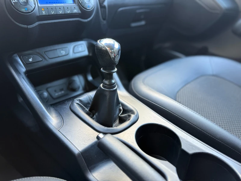 Hyundai IX35 6 МЕСЕЦА ГАРАНЦИЯ/2.0CRDI 136к.с. Кожа/Подгрев, снимка 10 - Автомобили и джипове - 52447036