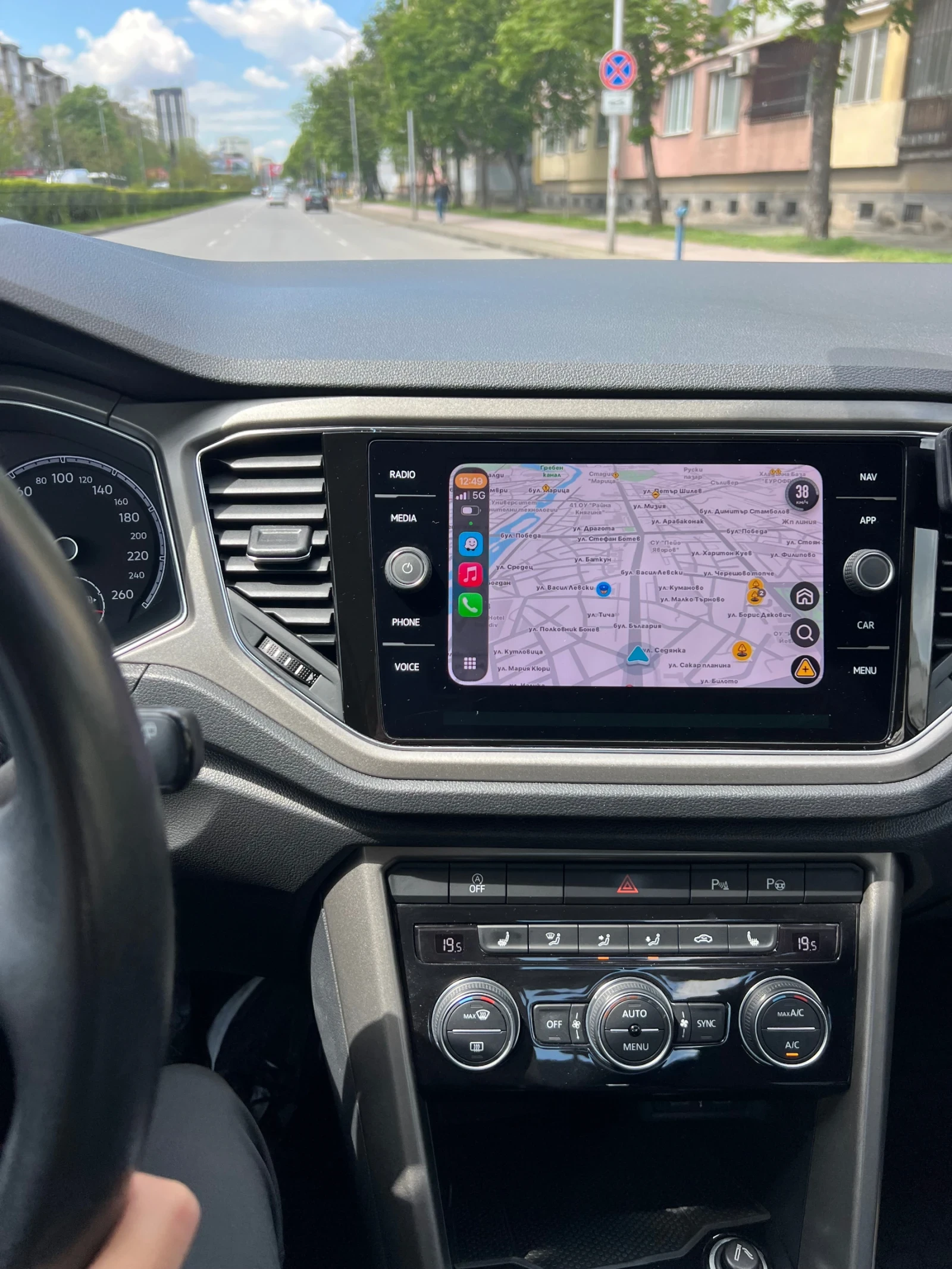 VW T-Roc, снимка 3 - Автомобили и джипове - 54293971