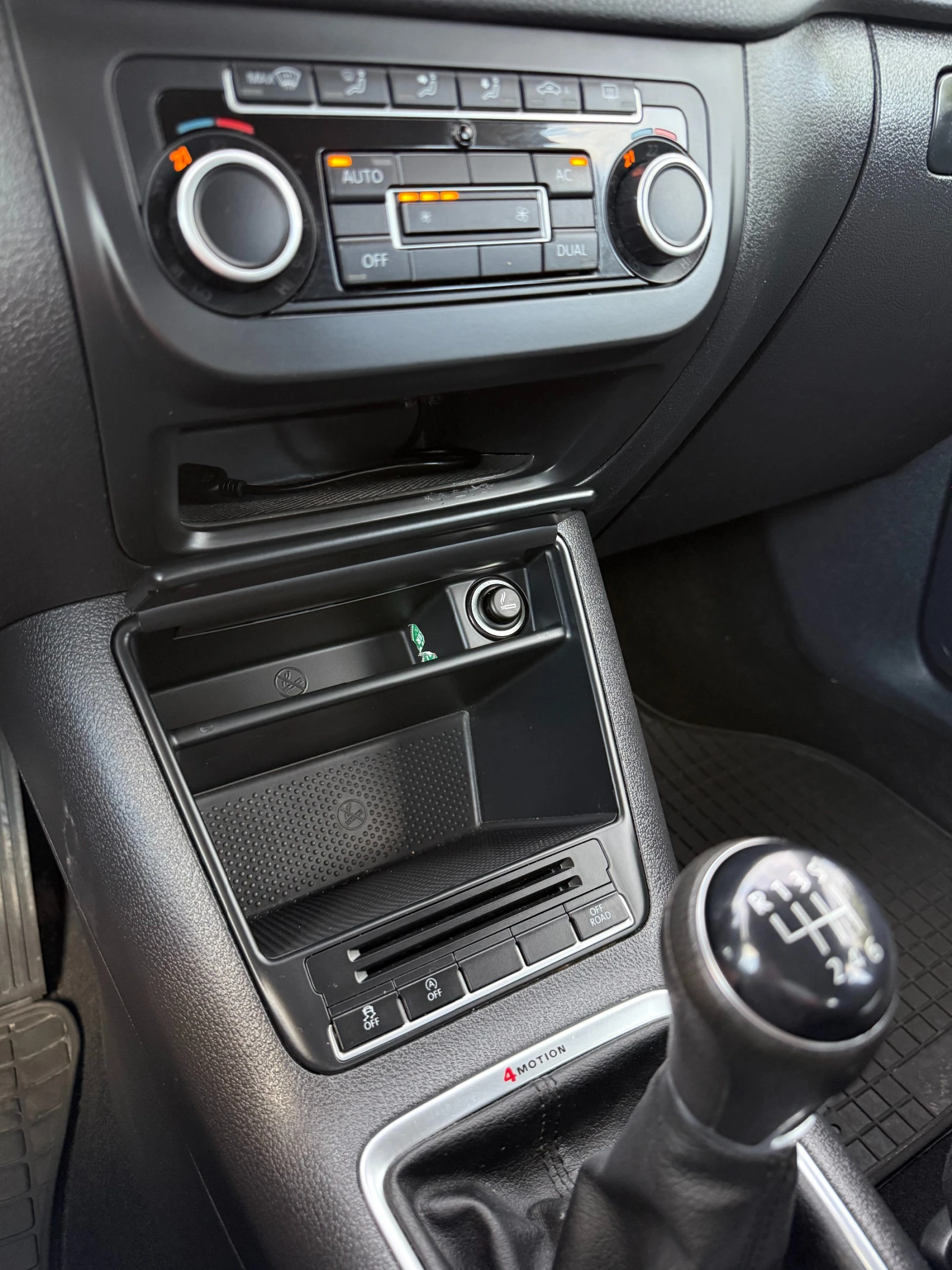 VW Tiguan 2.0 TDI * OFFROAD * / FACELIFT /, снимка 14 - Автомобили и джипове - 56087650