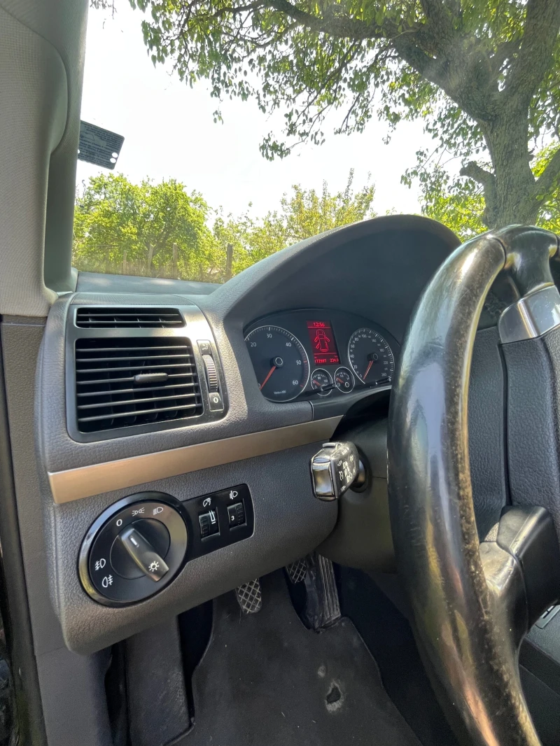 VW Touran 2.0 TDI 140 кс Facelift, снимка 11 - Автомобили и джипове - 52930484