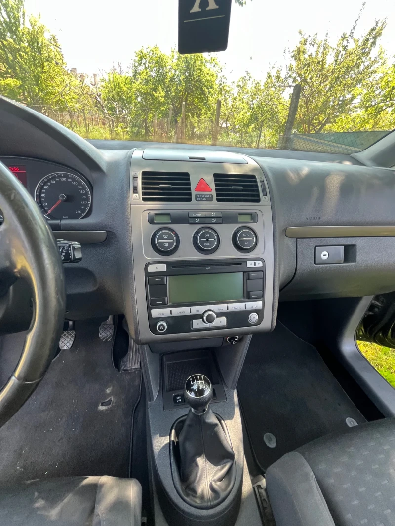 VW Touran 2.0 TDI 140 кс Facelift, снимка 10 - Автомобили и джипове - 52930484