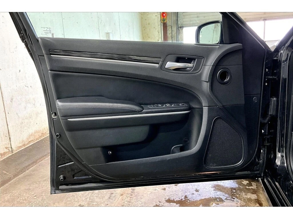 Chrysler 300c * Touring L | Leather | V6 | Remote Start * CARFAX - изображение 2