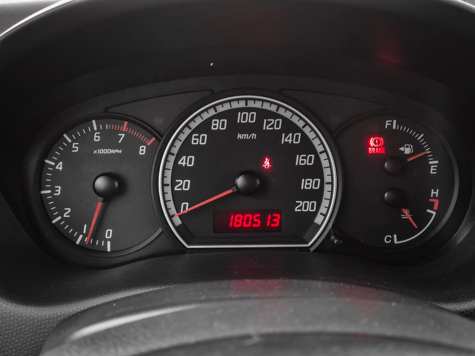 Suzuki Swift 1.3 Бензин Подгрев запазена, снимка 9 - Автомобили и джипове - 53745510