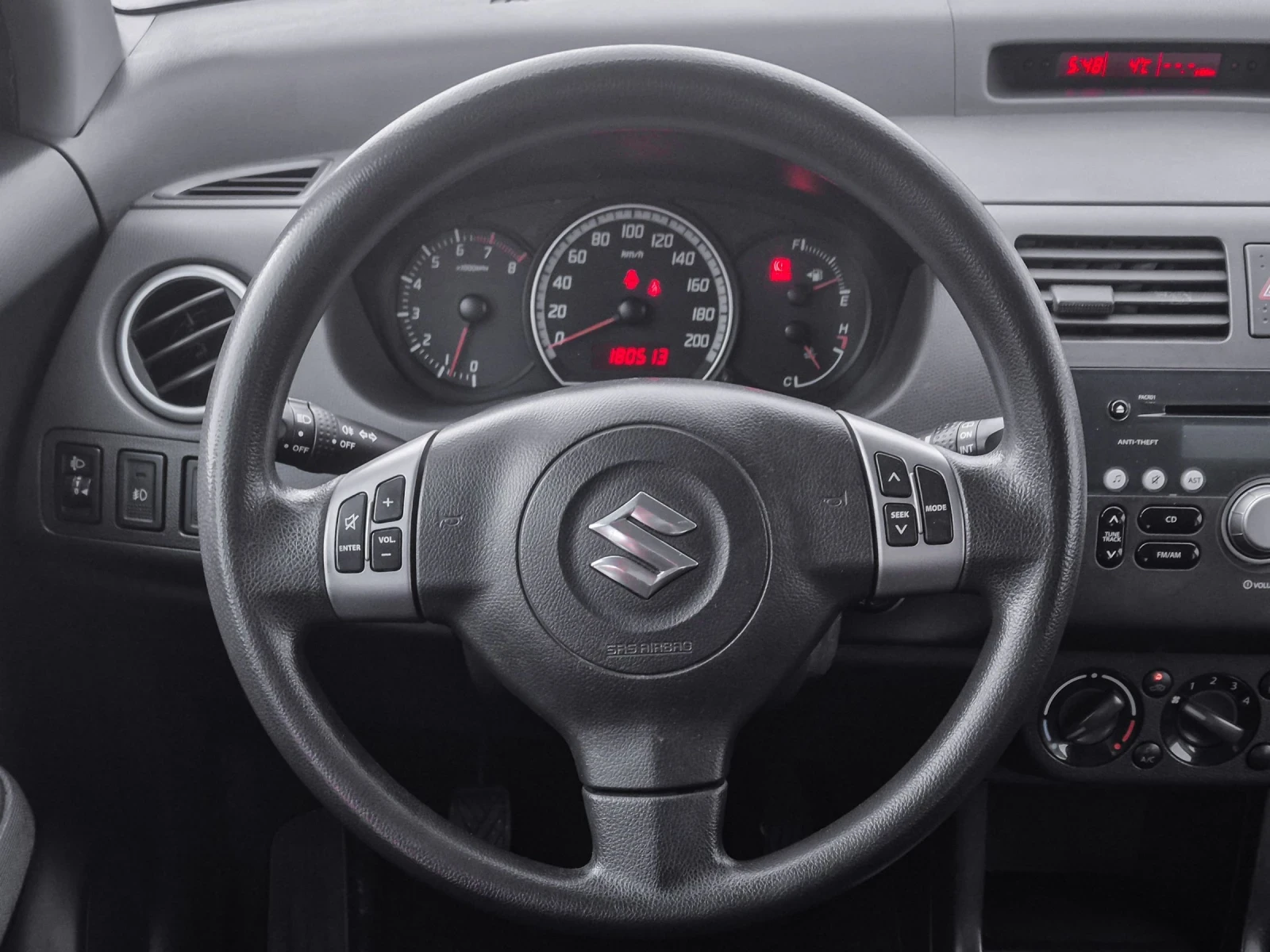 Suzuki Swift 1.3 Бензин Подгрев запазена, снимка 7 - Автомобили и джипове - 53745510