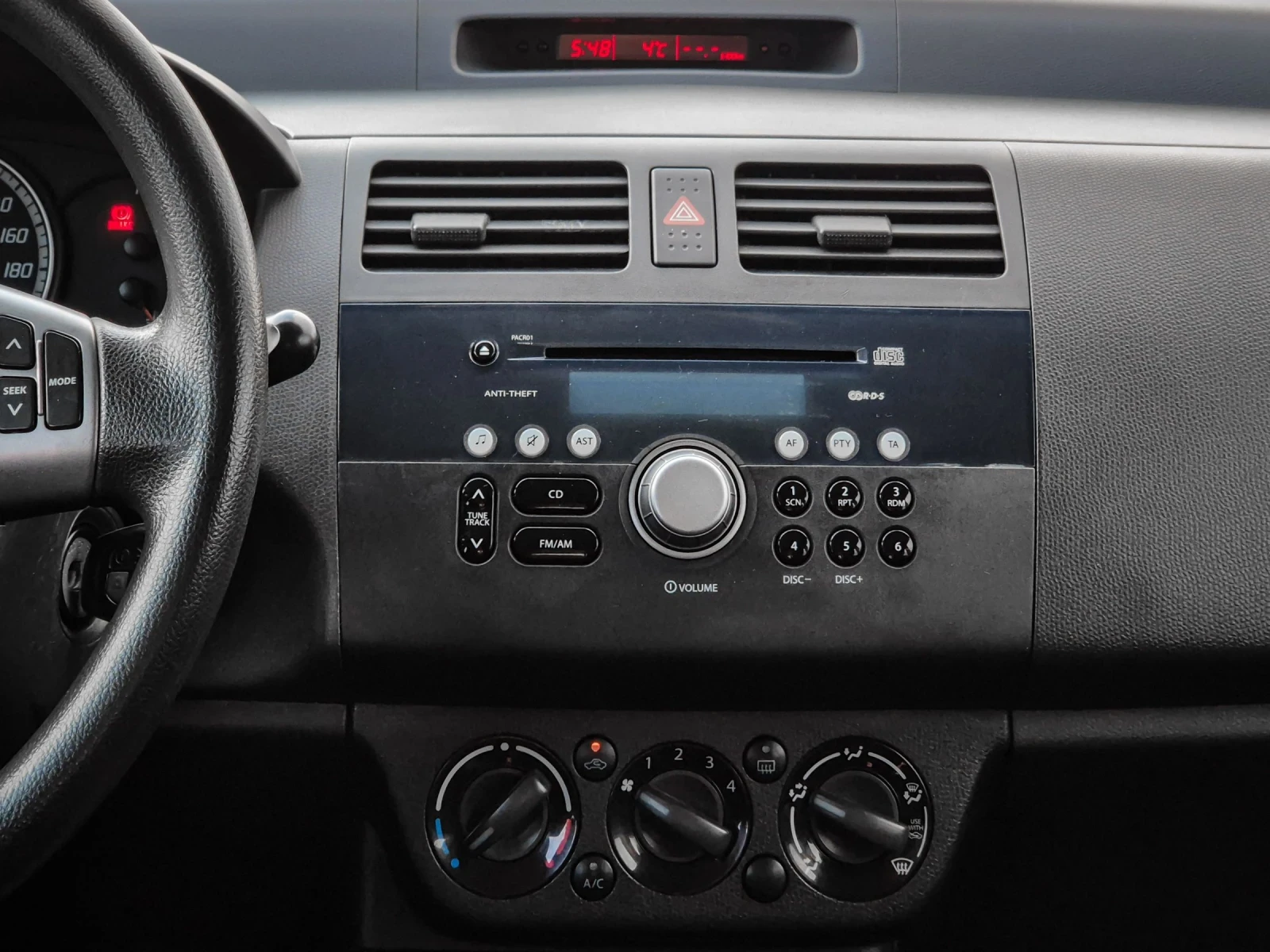 Suzuki Swift 1.3 Бензин Подгрев запазена, снимка 8 - Автомобили и джипове - 53745510