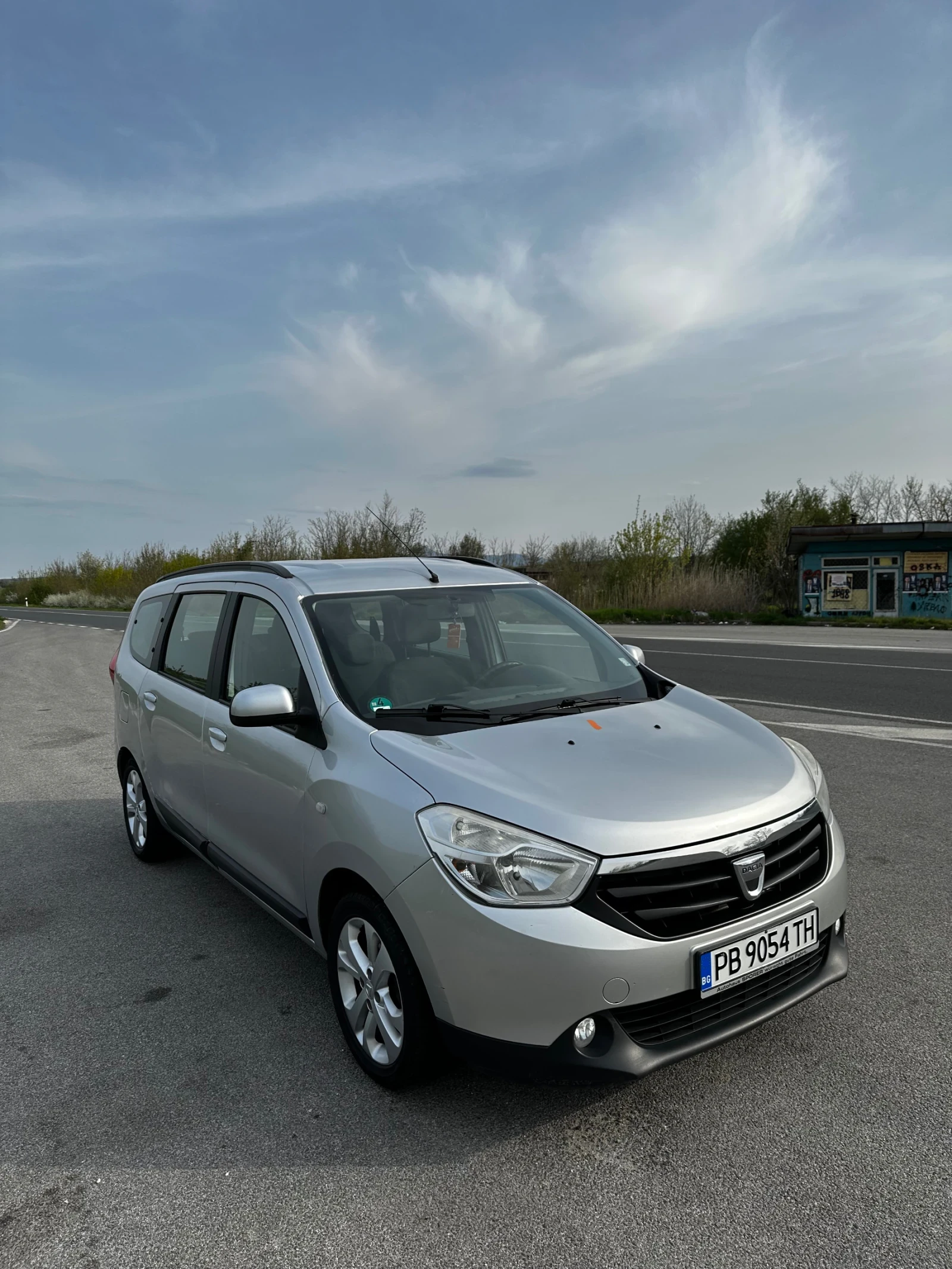 Dacia Lodgy 1.5 107hp 7 МЕСТА , снимка 2 - Автомобили и джипове - 54182677