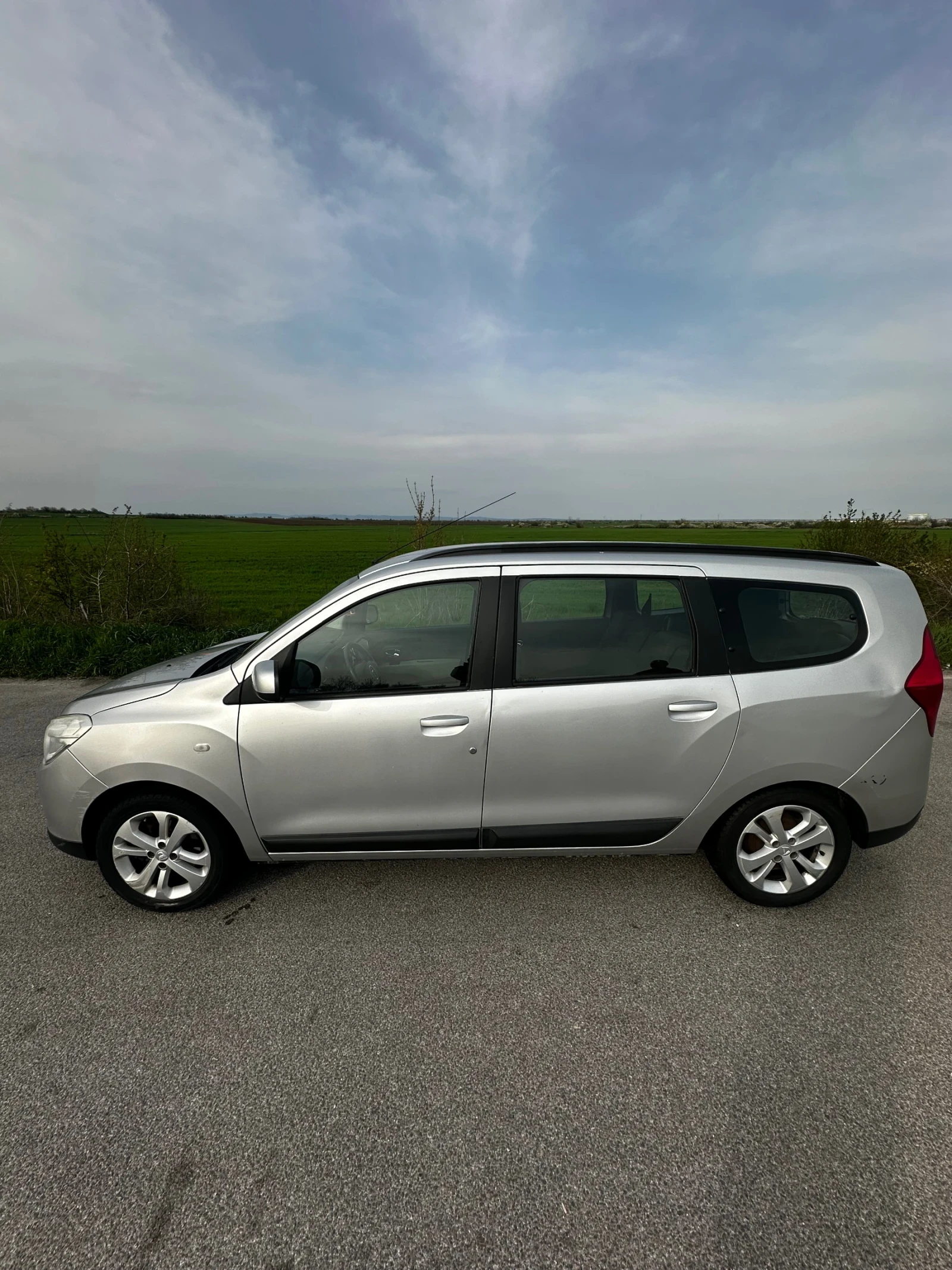 Dacia Lodgy 1.5 107hp 7 МЕСТА , снимка 6 - Автомобили и джипове - 54182677