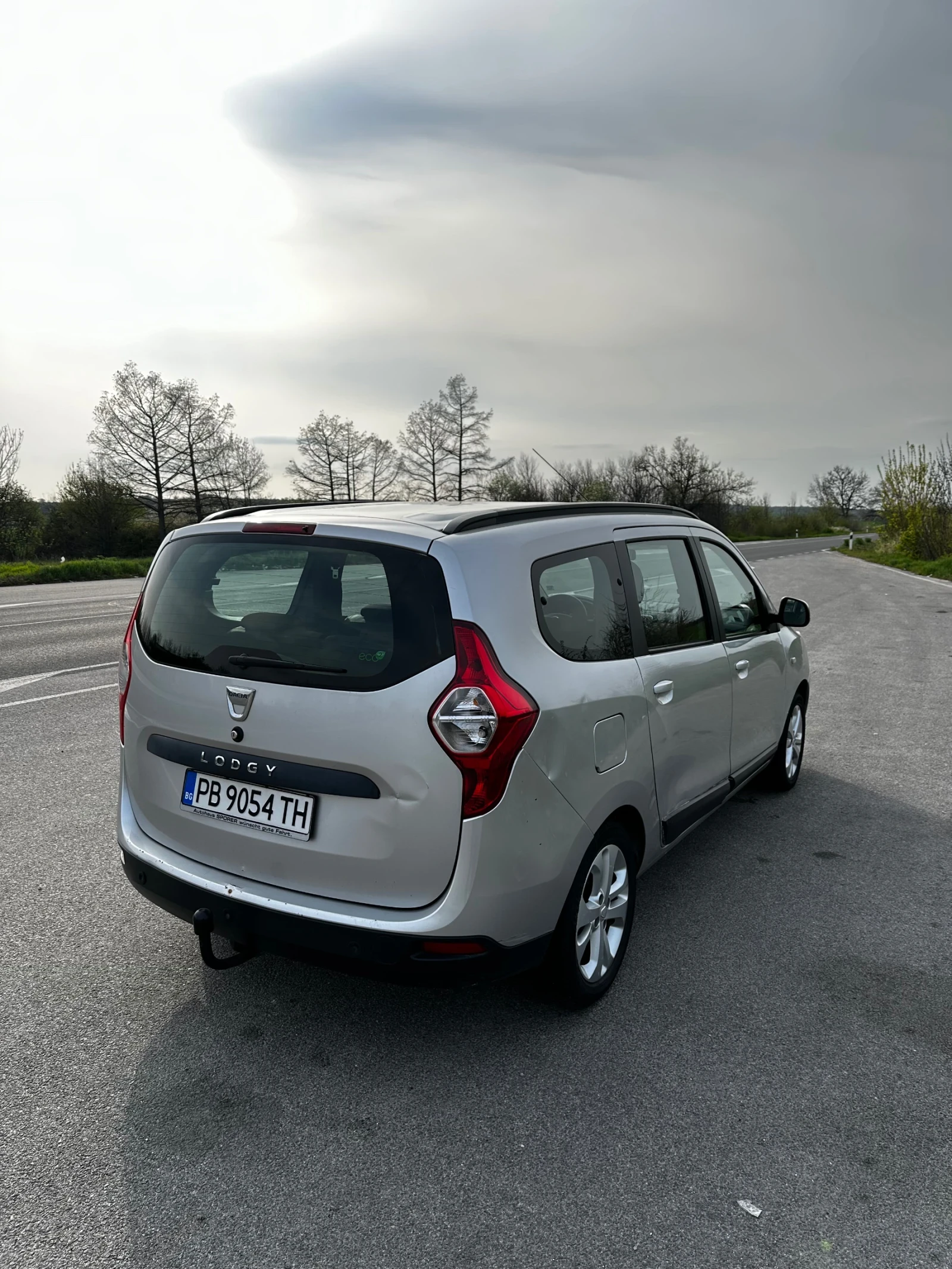 Dacia Lodgy 1.5 107hp 7 МЕСТА , снимка 4 - Автомобили и джипове - 54182677