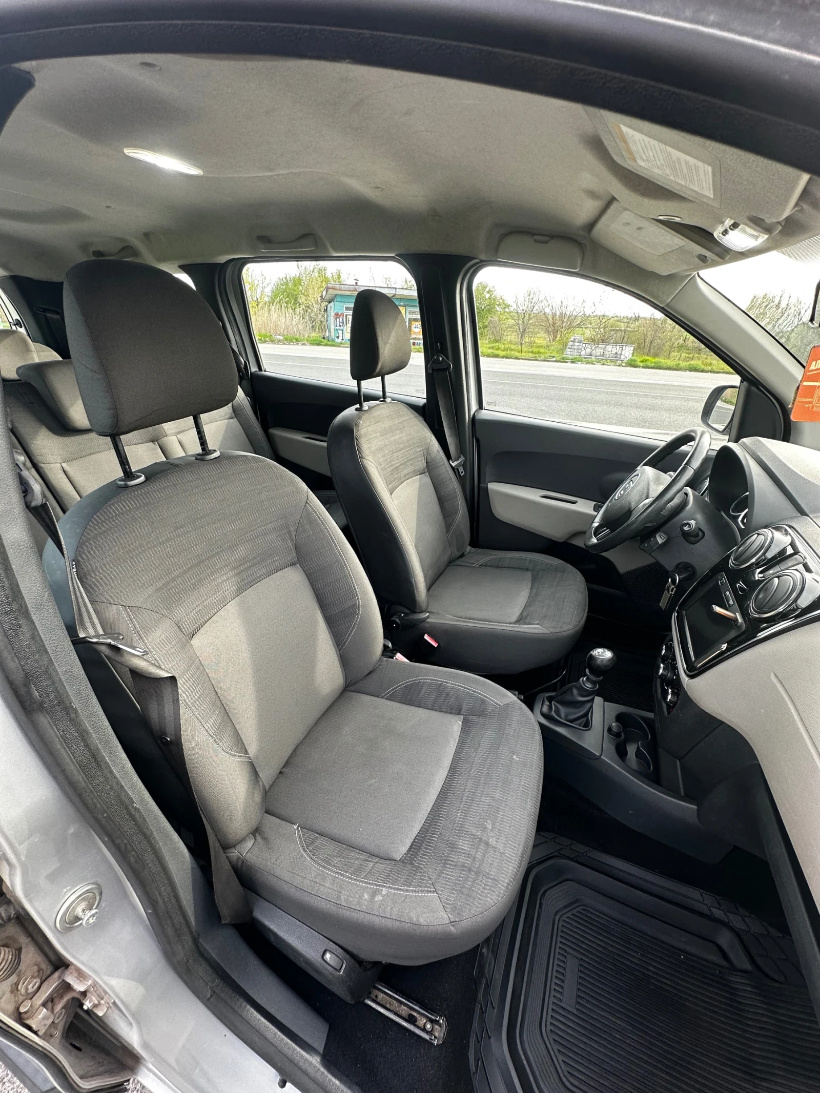 Dacia Lodgy 1.5 107hp 7 МЕСТА , снимка 9 - Автомобили и джипове - 54182677