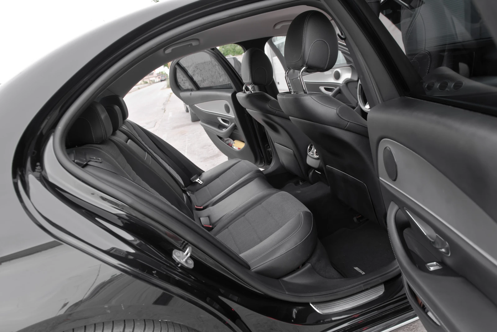 Mercedes-Benz E 220 AMG оптика, снимка 13 - Автомобили и джипове - 55128820