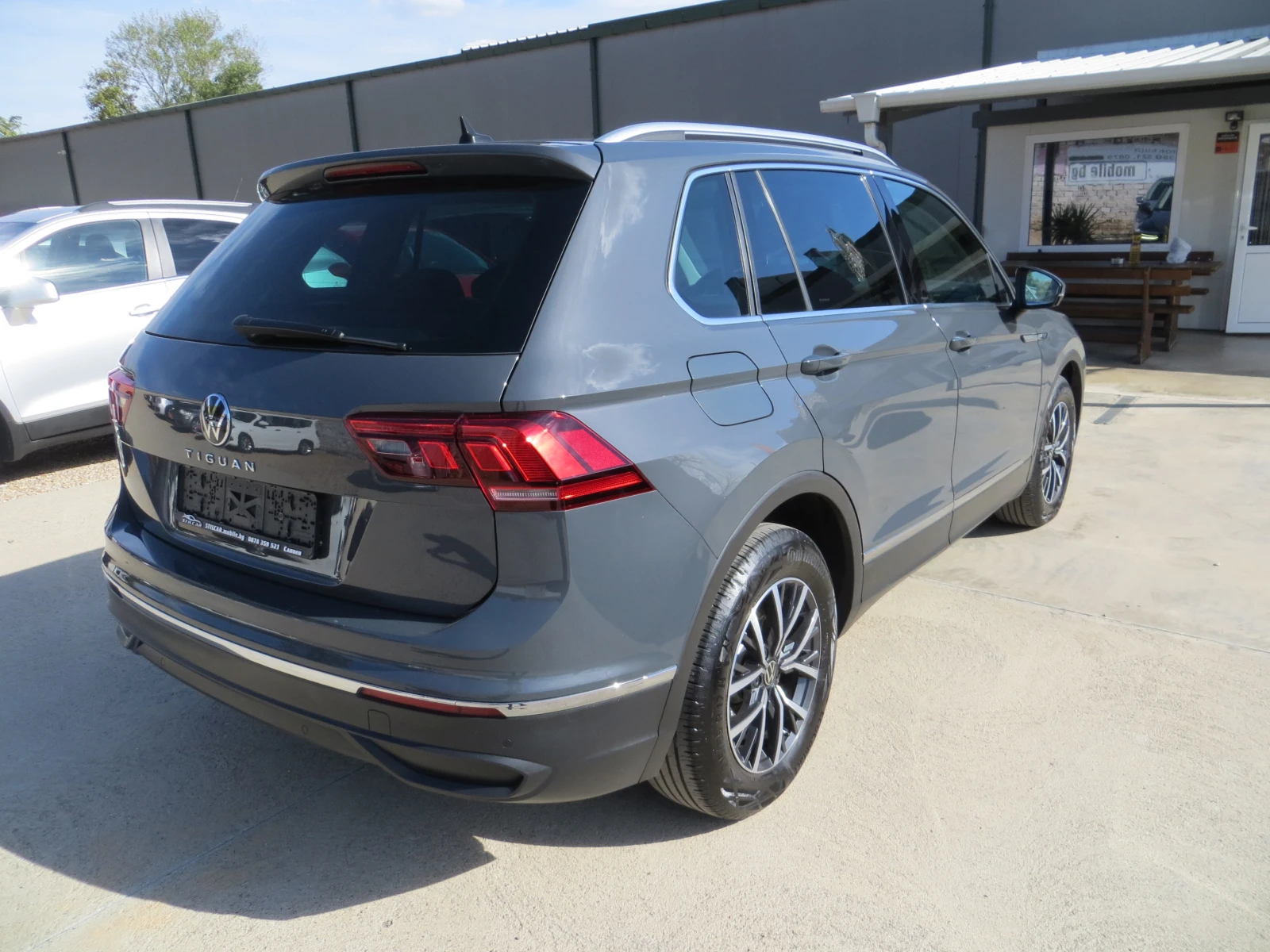 VW Tiguan 2.0TDI-DSG-SCR-ДИСТРОНИК СЕРВИЗНА ИСТОРИЯ-НОВА!!!, снимка 4 - Автомобили и джипове - 56233512