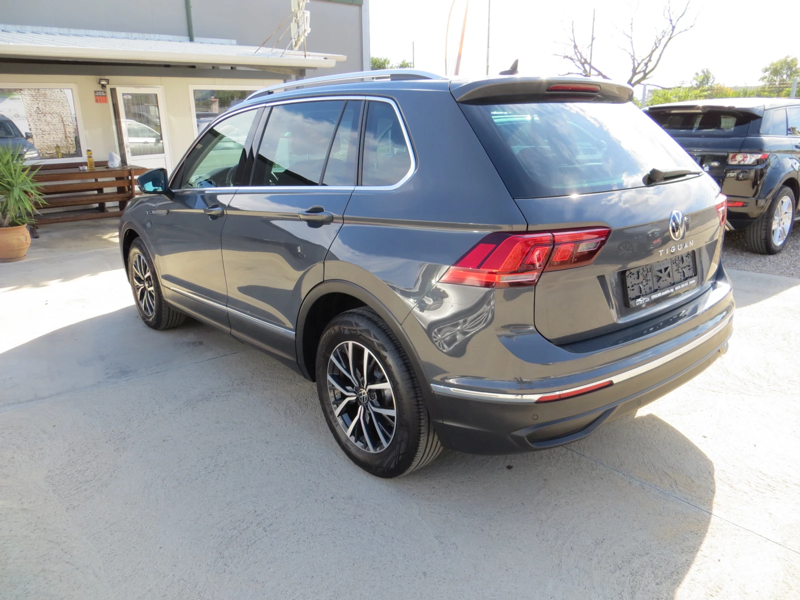 VW Tiguan 2.0TDI-DSG-SCR-ДИСТРОНИК СЕРВИЗНА ИСТОРИЯ-НОВА!!!, снимка 6 - Автомобили и джипове - 56233512