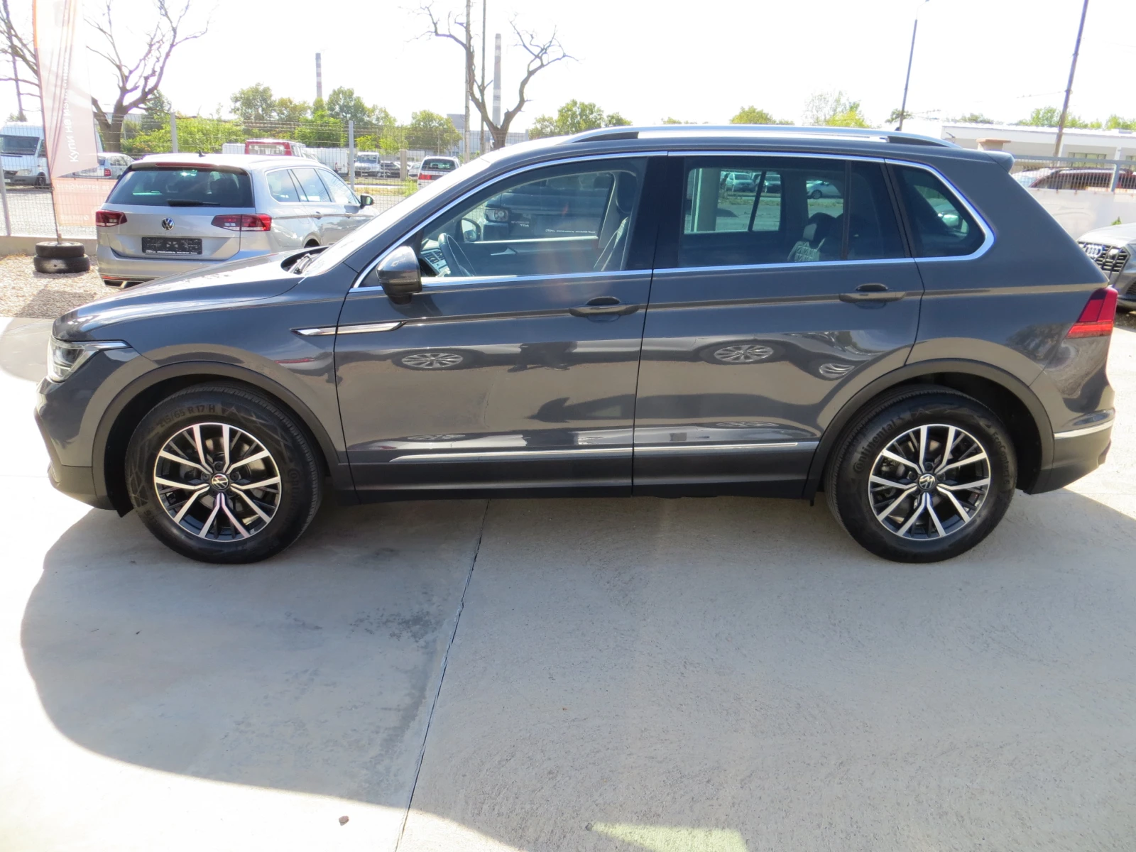 VW Tiguan 2.0TDI-DSG-SCR-ДИСТРОНИК СЕРВИЗНА ИСТОРИЯ-НОВА!!!, снимка 7 - Автомобили и джипове - 56233512