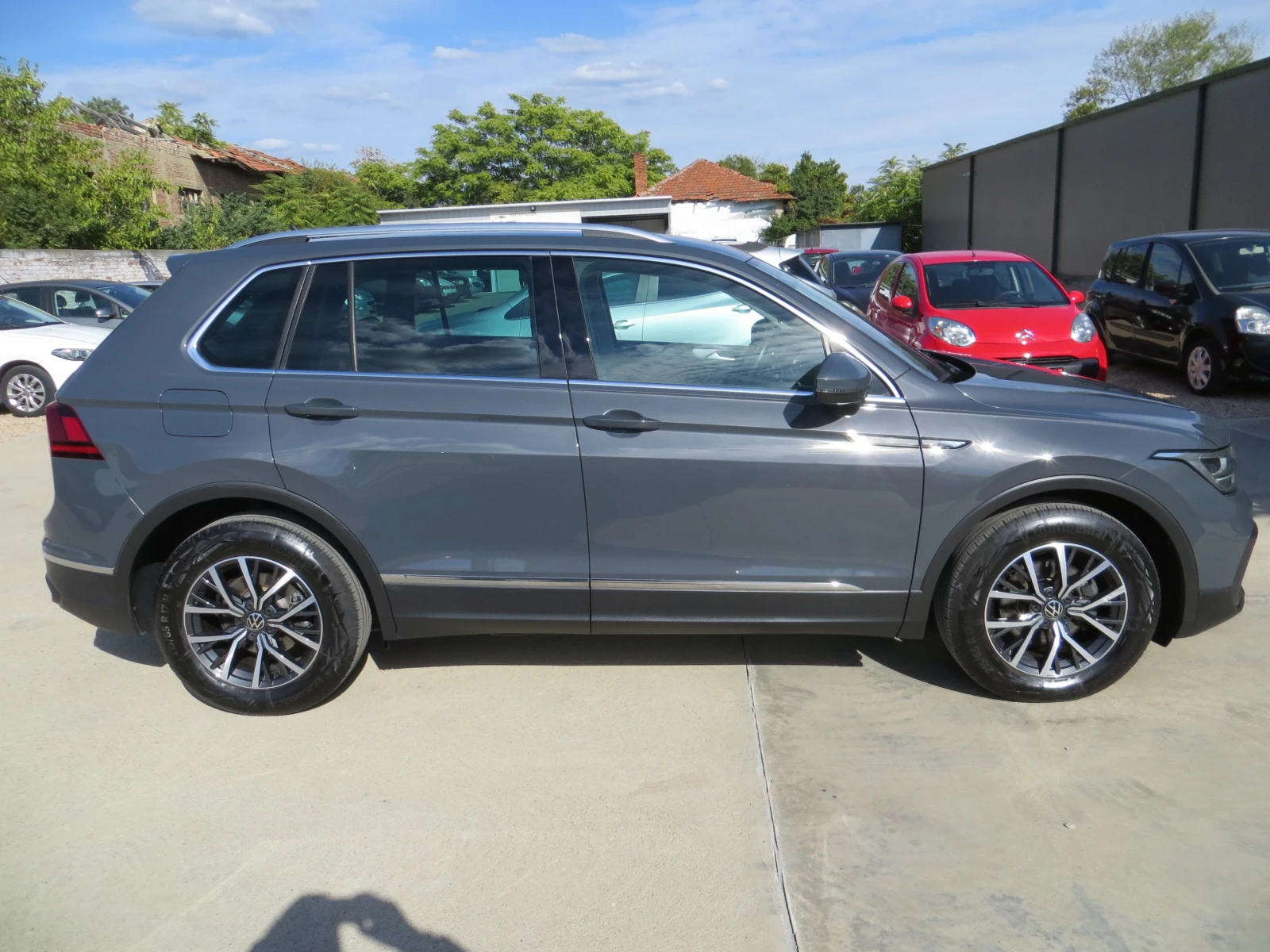 VW Tiguan 2.0TDI-DSG-SCR-ДИСТРОНИК СЕРВИЗНА ИСТОРИЯ-НОВА!!!, снимка 3 - Автомобили и джипове - 56233512