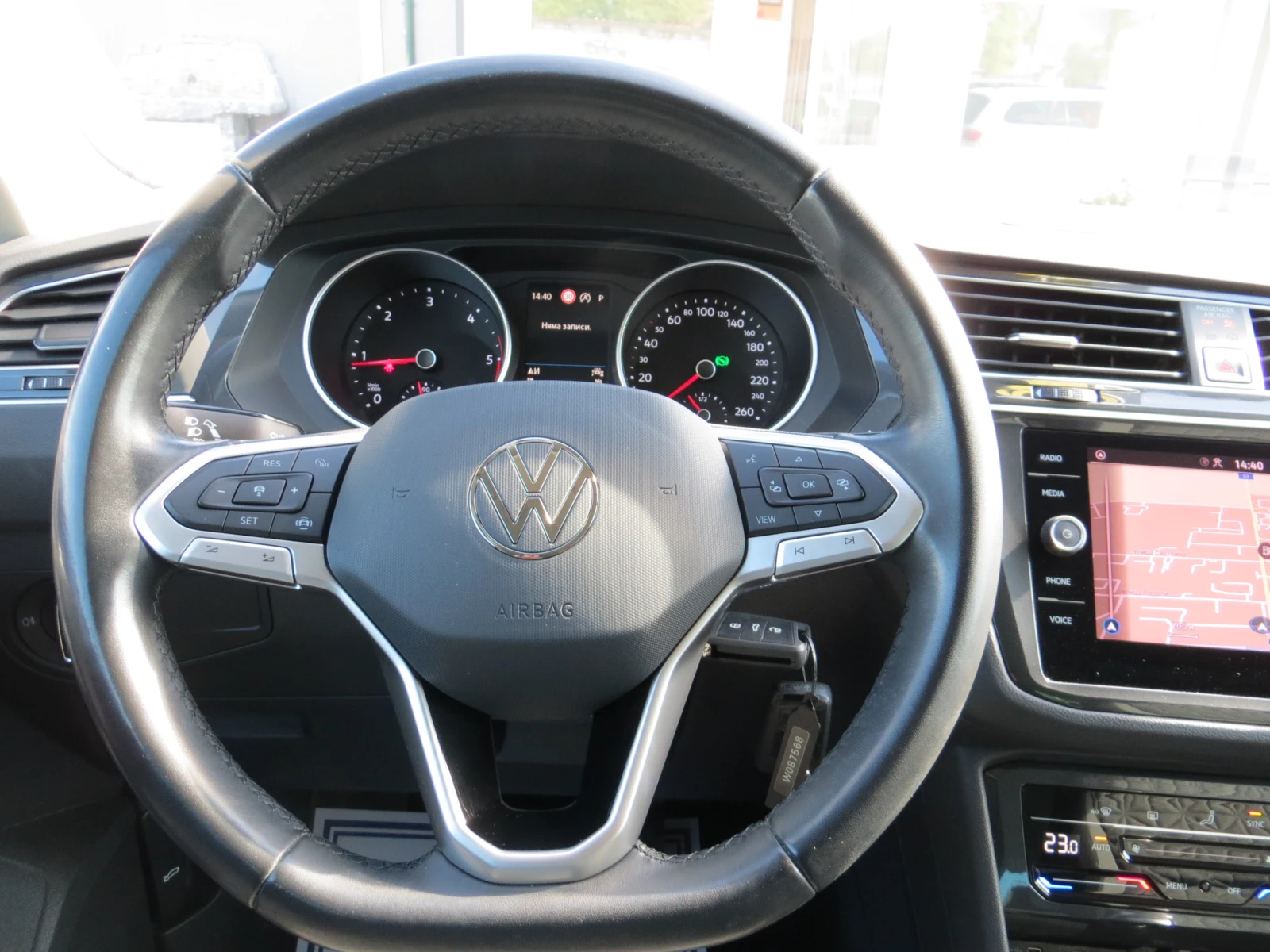 VW Tiguan 2.0TDI-DSG-SCR-ДИСТРОНИК СЕРВИЗНА ИСТОРИЯ-НОВА!!!, снимка 13 - Автомобили и джипове - 56233512