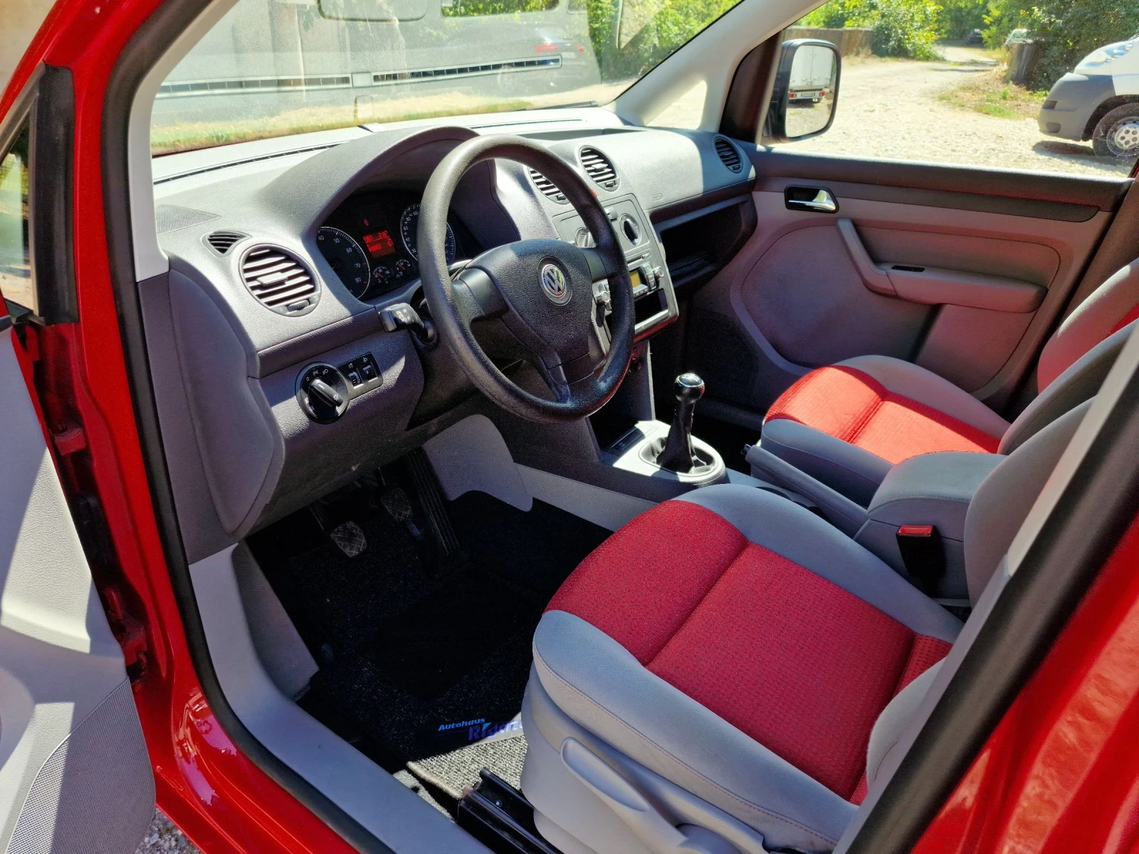 VW Caddy 1.6 Климатик - изображение 8