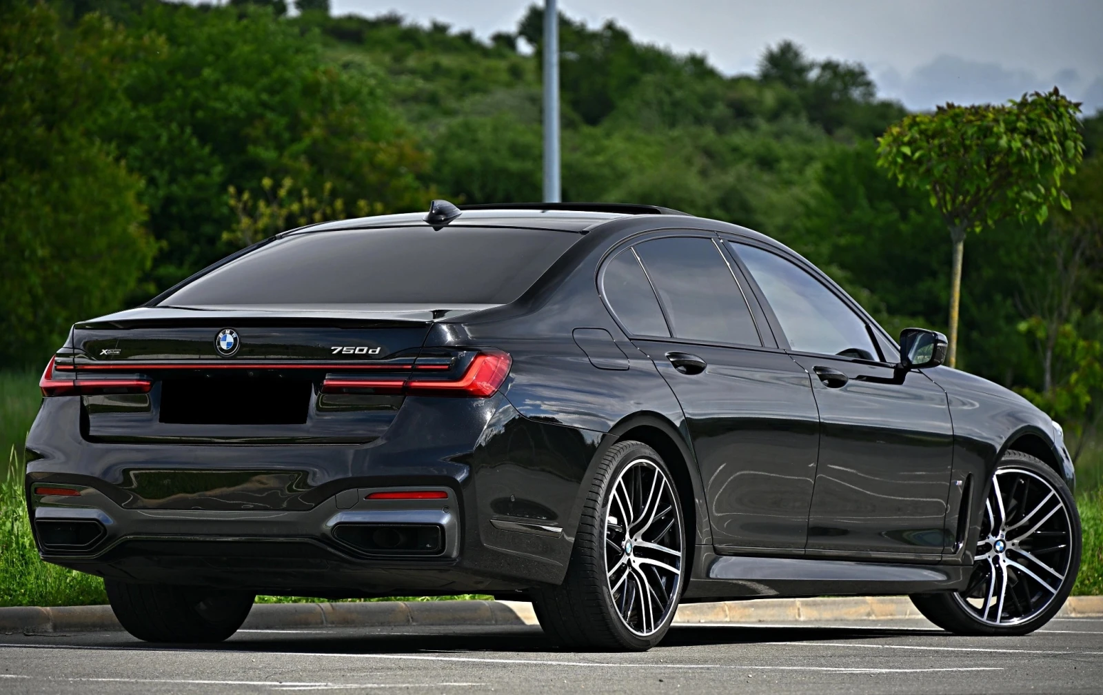 BMW 750 M-Sport xDrive - изображение 2