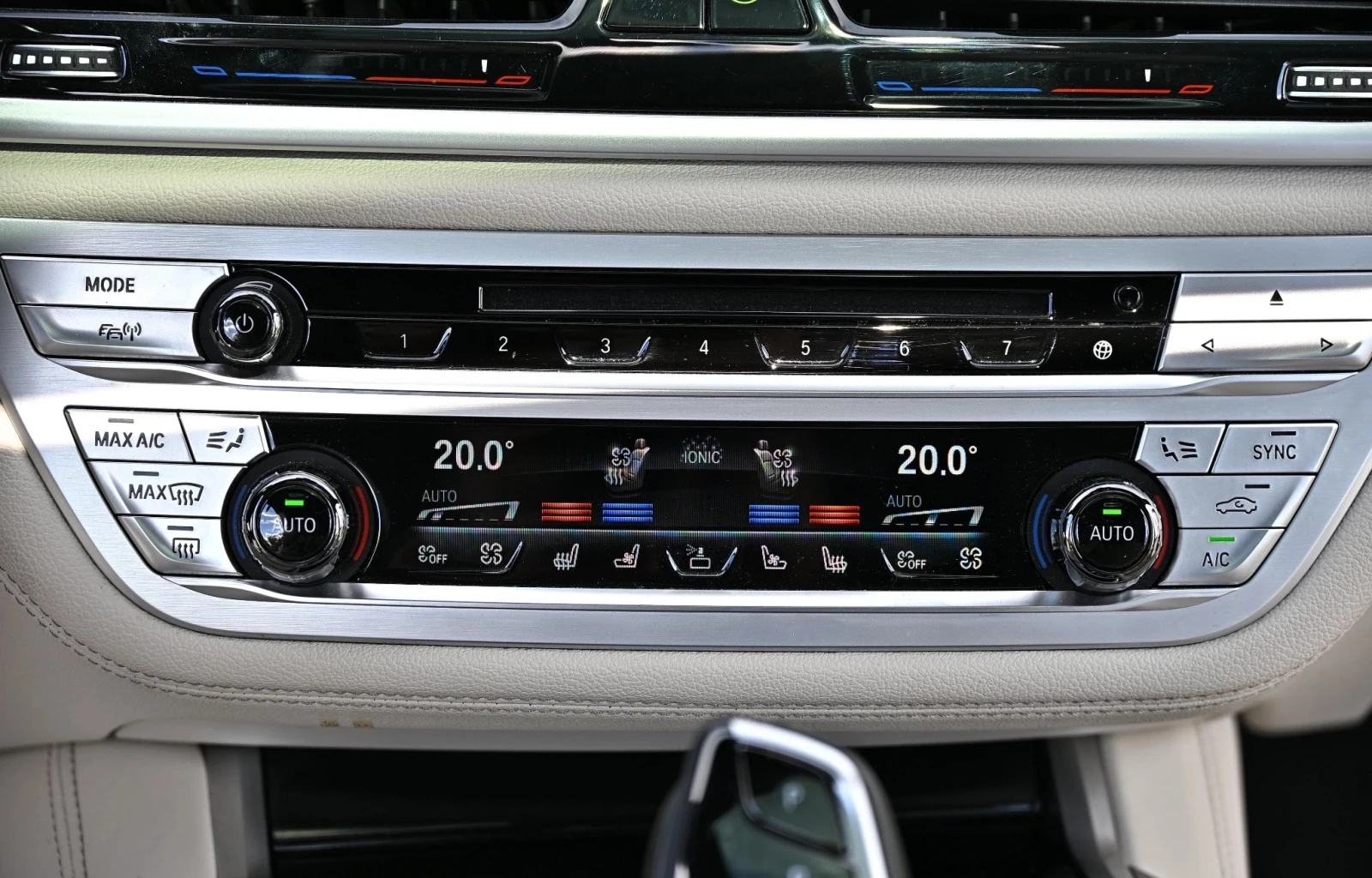 BMW 750 M-Sport xDrive - изображение 9