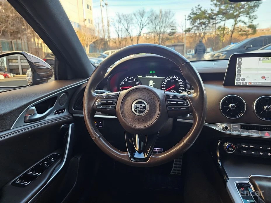 Kia Stinger 2.0 T AWD FULL* HARMAN KARDON* 360 CAM* HEAD-UP* , снимка 9 - Автомобили и джипове - 54238733