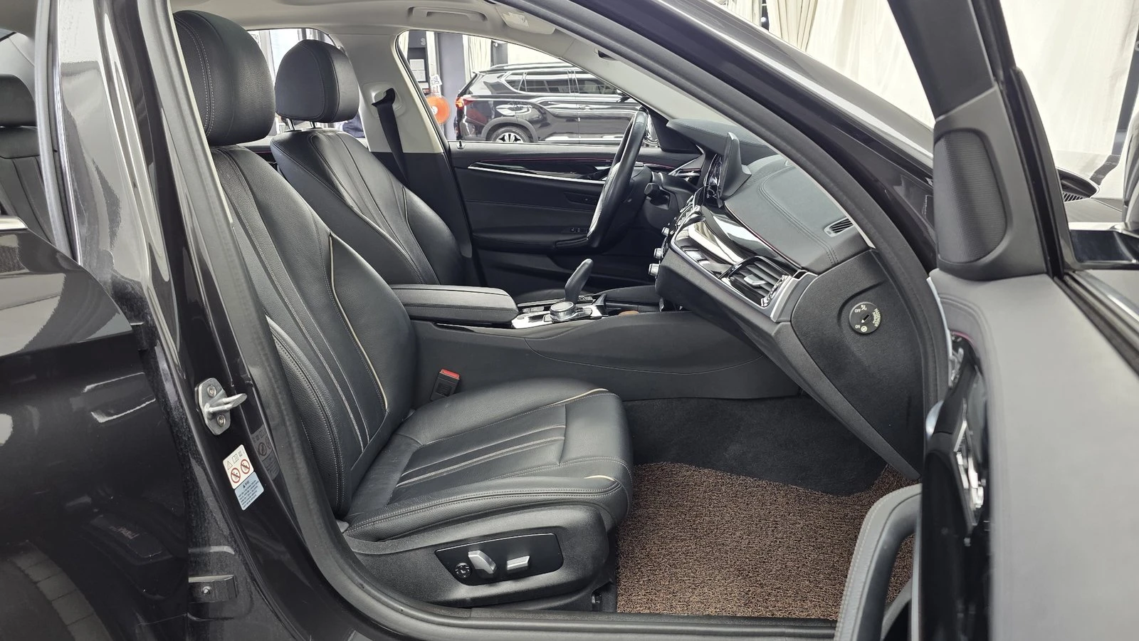 BMW 520 ЛЮК* HUD* ПОДГРЕВ ВОЛАН* ЕЛ. БАГАЖНИК* КРАЙНА ЦЕНА, снимка 11 - Автомобили и джипове - 55344731
