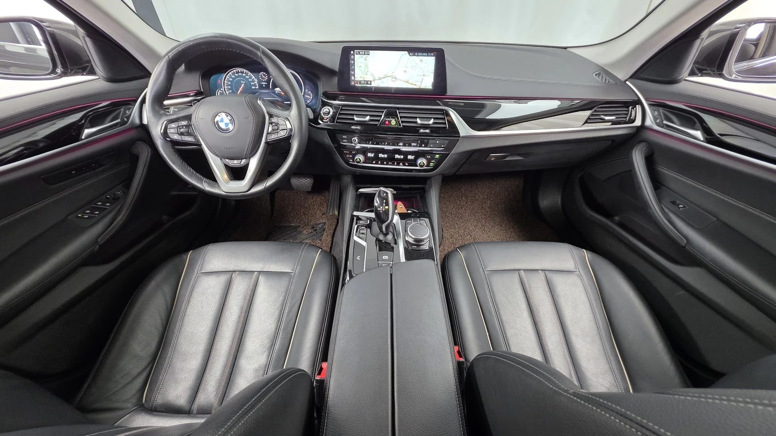 BMW 520 ЛЮК* HUD* ПОДГРЕВ ВОЛАН* ЕЛ. БАГАЖНИК* КРАЙНА ЦЕНА, снимка 7 - Автомобили и джипове - 55344731