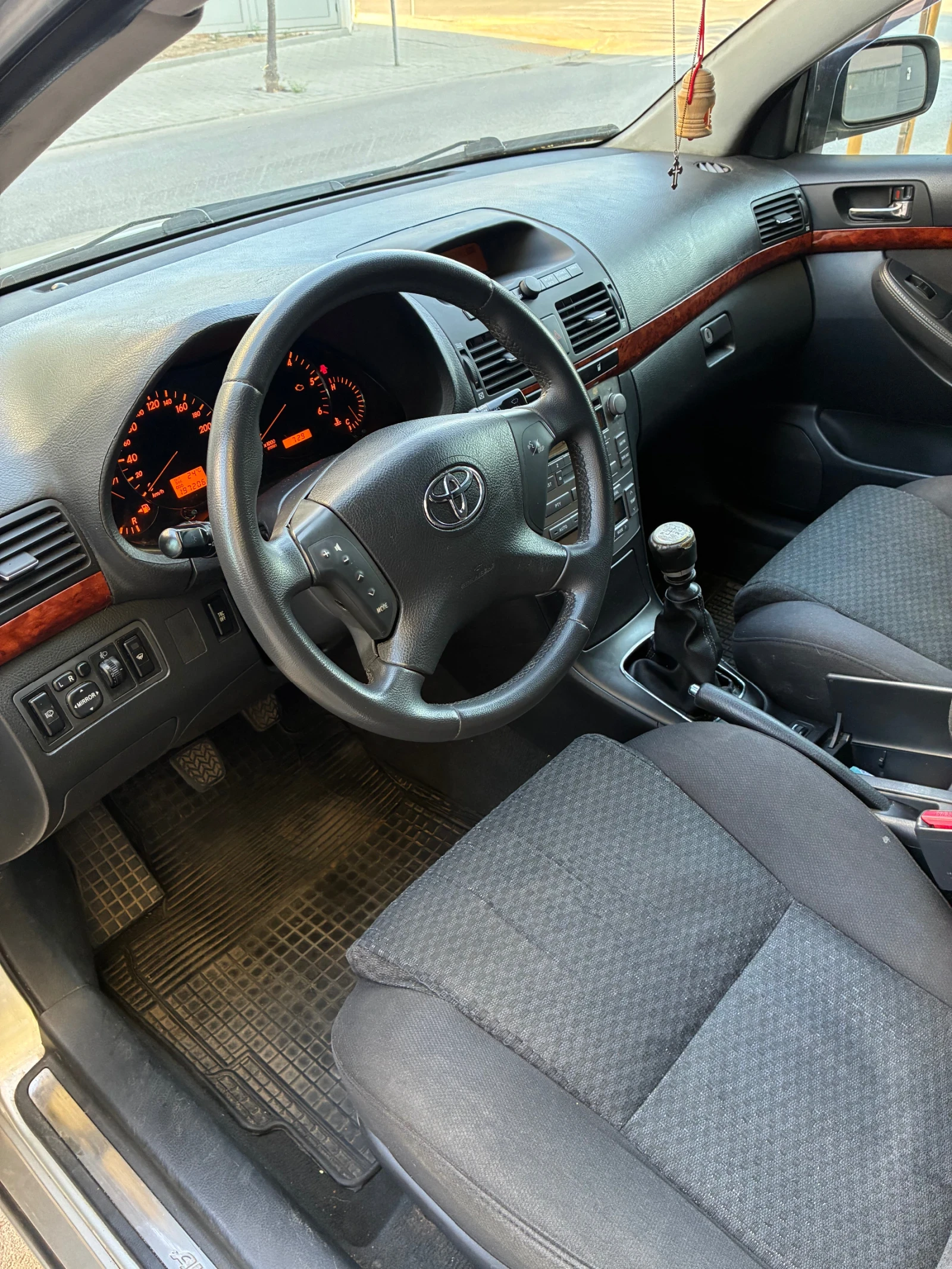 Toyota Avensis 2.2D4D, снимка 9 - Автомобили и джипове - 55571741