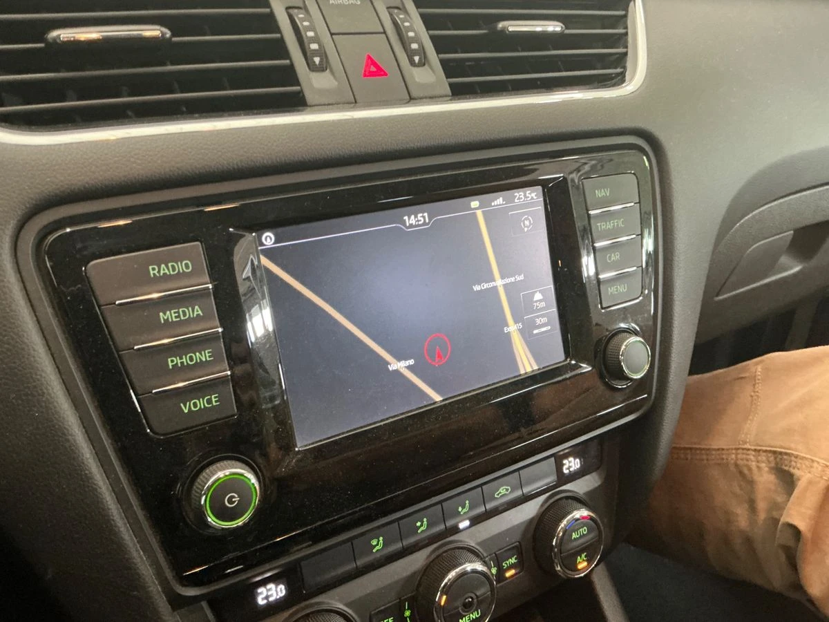 Skoda Octavia 2.0 TDI Scout 4x4, снимка 7 - Автомобили и джипове - 55623542