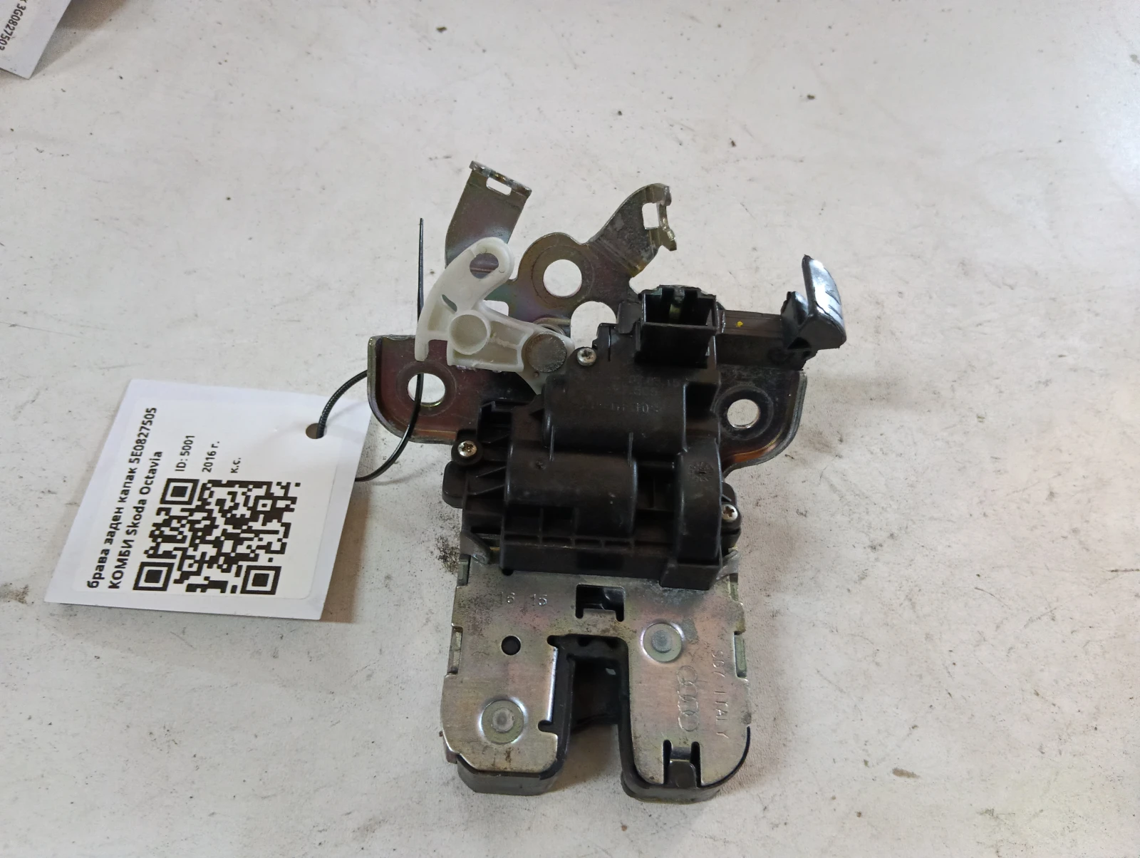 брава заден капак 5E0827505 КОМБИ Skoda Octavia