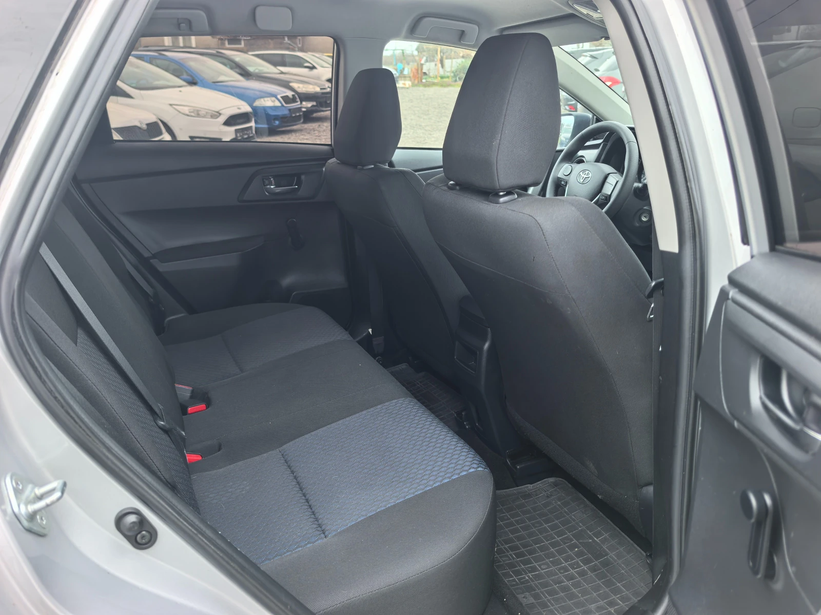 Toyota Auris 1.33i, снимка 12 - Автомобили и джипове - 49138426