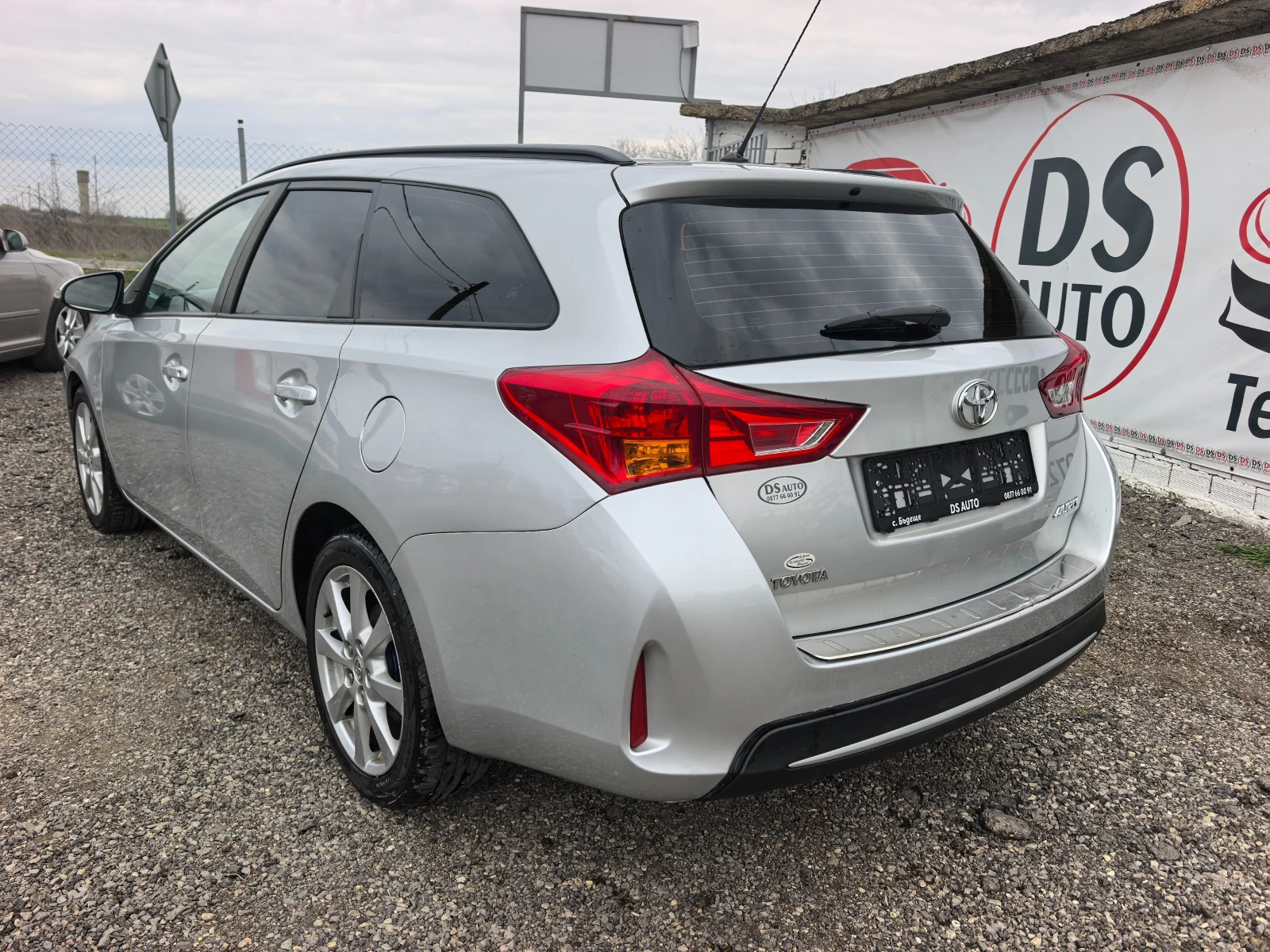 Toyota Auris 1.33i, снимка 3 - Автомобили и джипове - 49138426