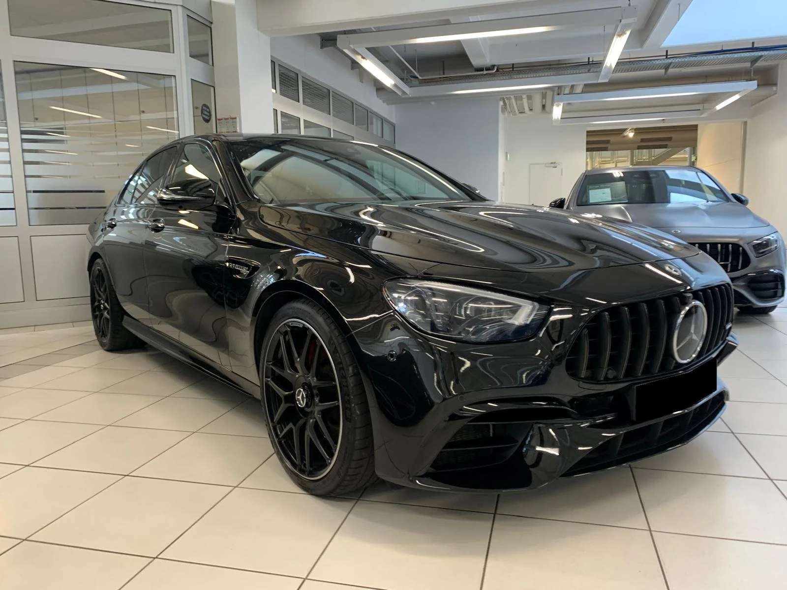 Mercedes-Benz E 63 AMG S 4Matic+  - изображение 2