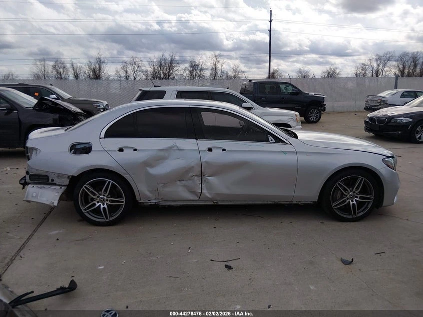 Mercedes-Benz E 300 4MATIC* AMG-пакет* Burmester* подгрев* обдухване* , снимка 11 - Автомобили и джипове - 53833654