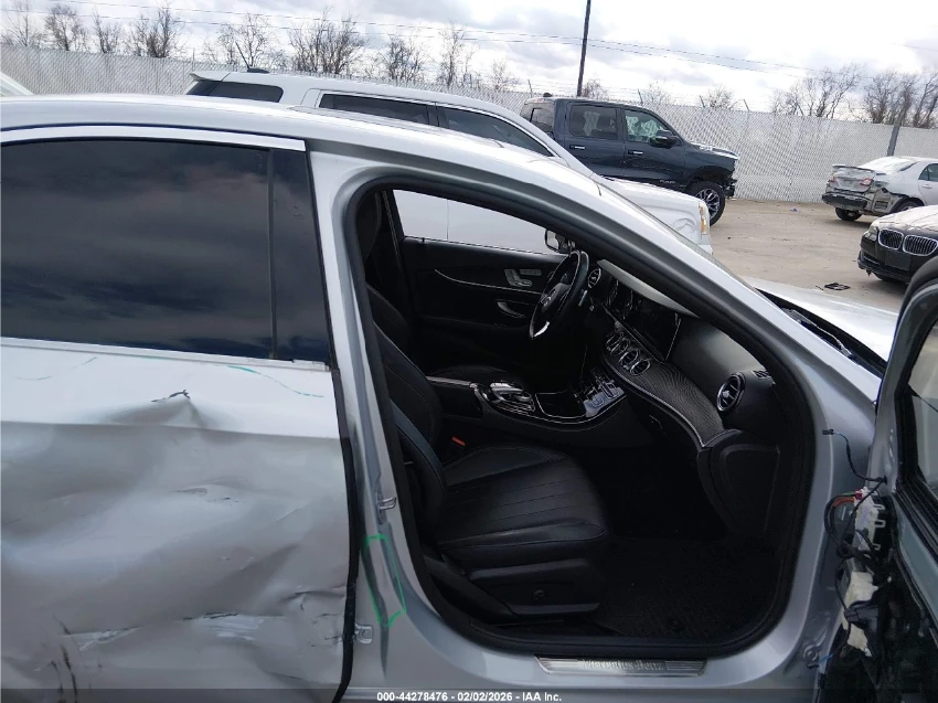 Mercedes-Benz E 300 4MATIC* AMG-пакет* Burmester* подгрев* обдухване* , снимка 8 - Автомобили и джипове - 53833654