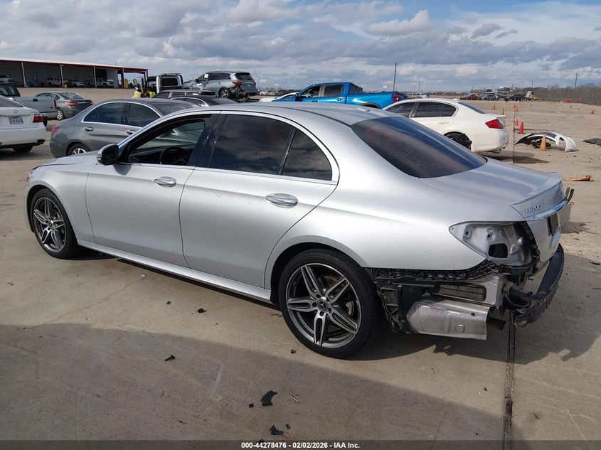 Mercedes-Benz E 300 4MATIC* AMG-пакет* Burmester* подгрев* обдухване* , снимка 10 - Автомобили и джипове - 53833654