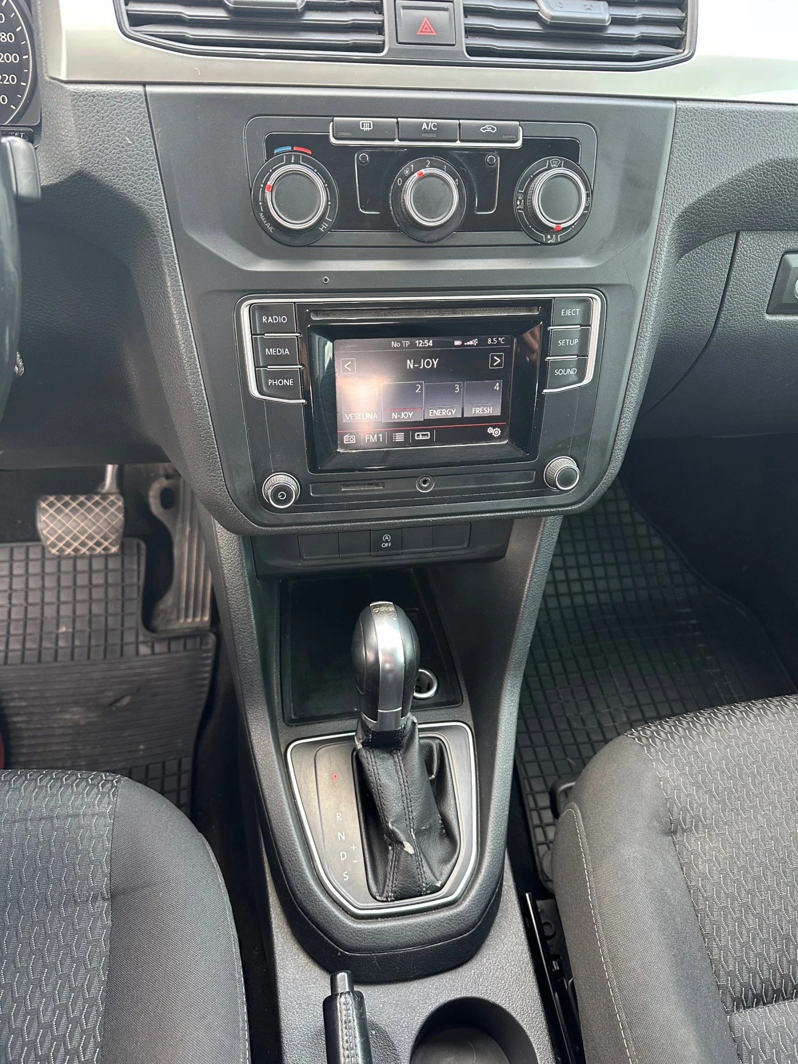 VW Caddy Пътническо-Автомат, снимка 8 - Автомобили и джипове - 53863215