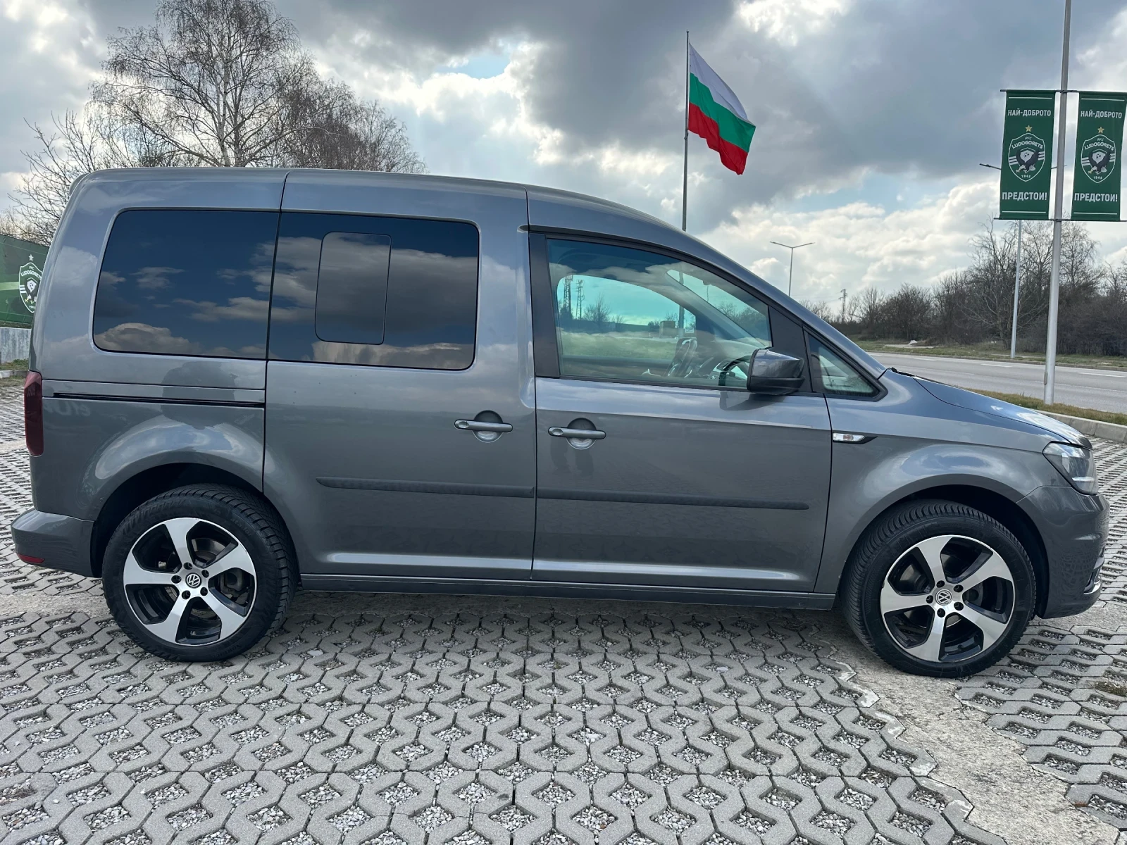 VW Caddy Пътническо-Автомат, снимка 3 - Автомобили и джипове - 53863215