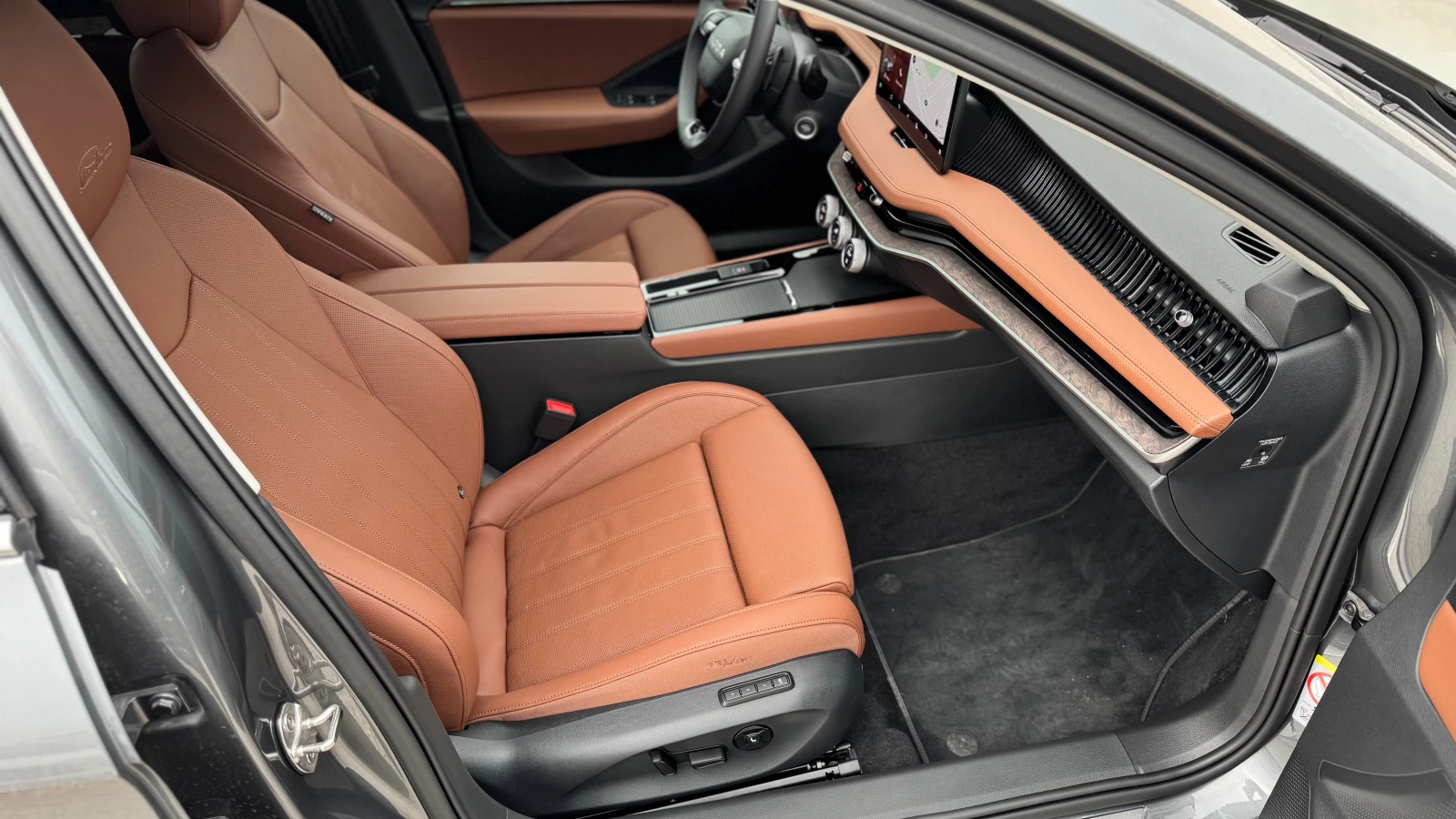 Skoda Superb L&K 4x4 5000KM, снимка 13 - Автомобили и джипове - 54638684