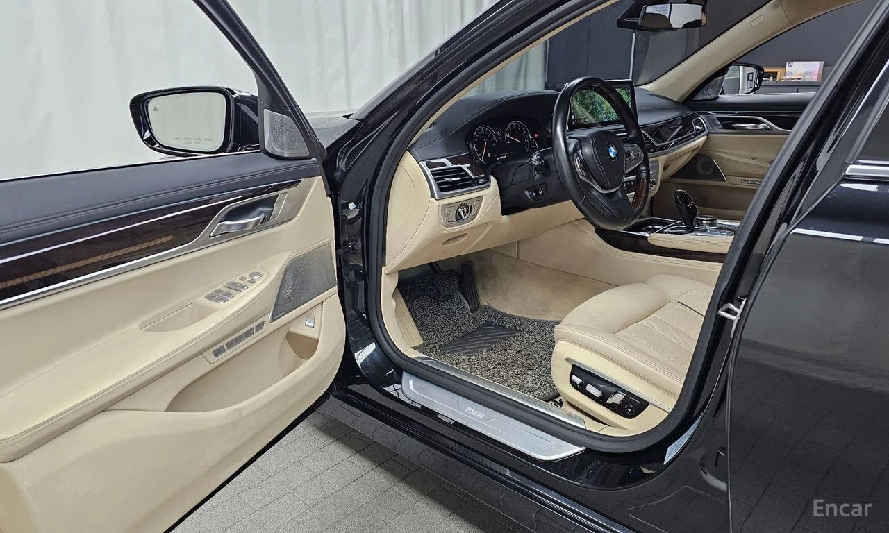 BMW 750 Li xDrive* BOWERS & WILKINS* ХЕДЪП* DISTRONIC* 360, снимка 6 - Автомобили и джипове - 54866684