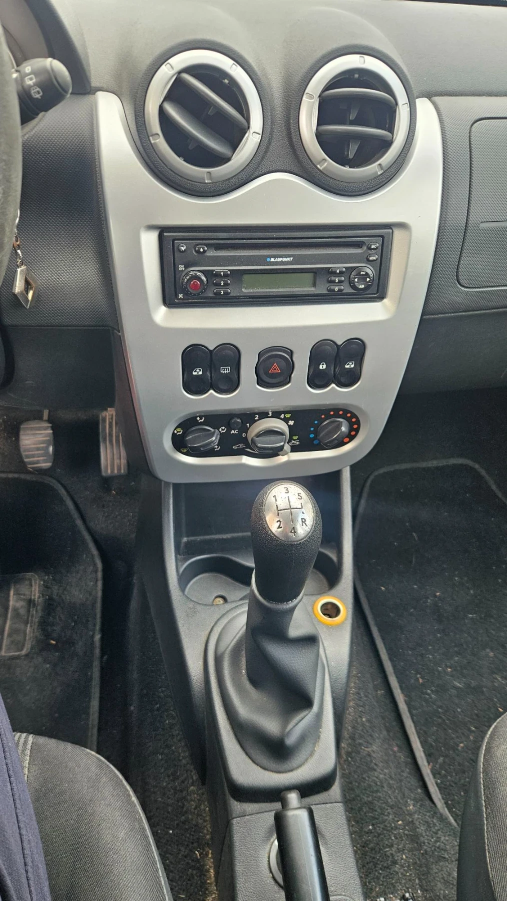 Dacia Logan 1.5dci klima , снимка 13 - Автомобили и джипове - 56542939