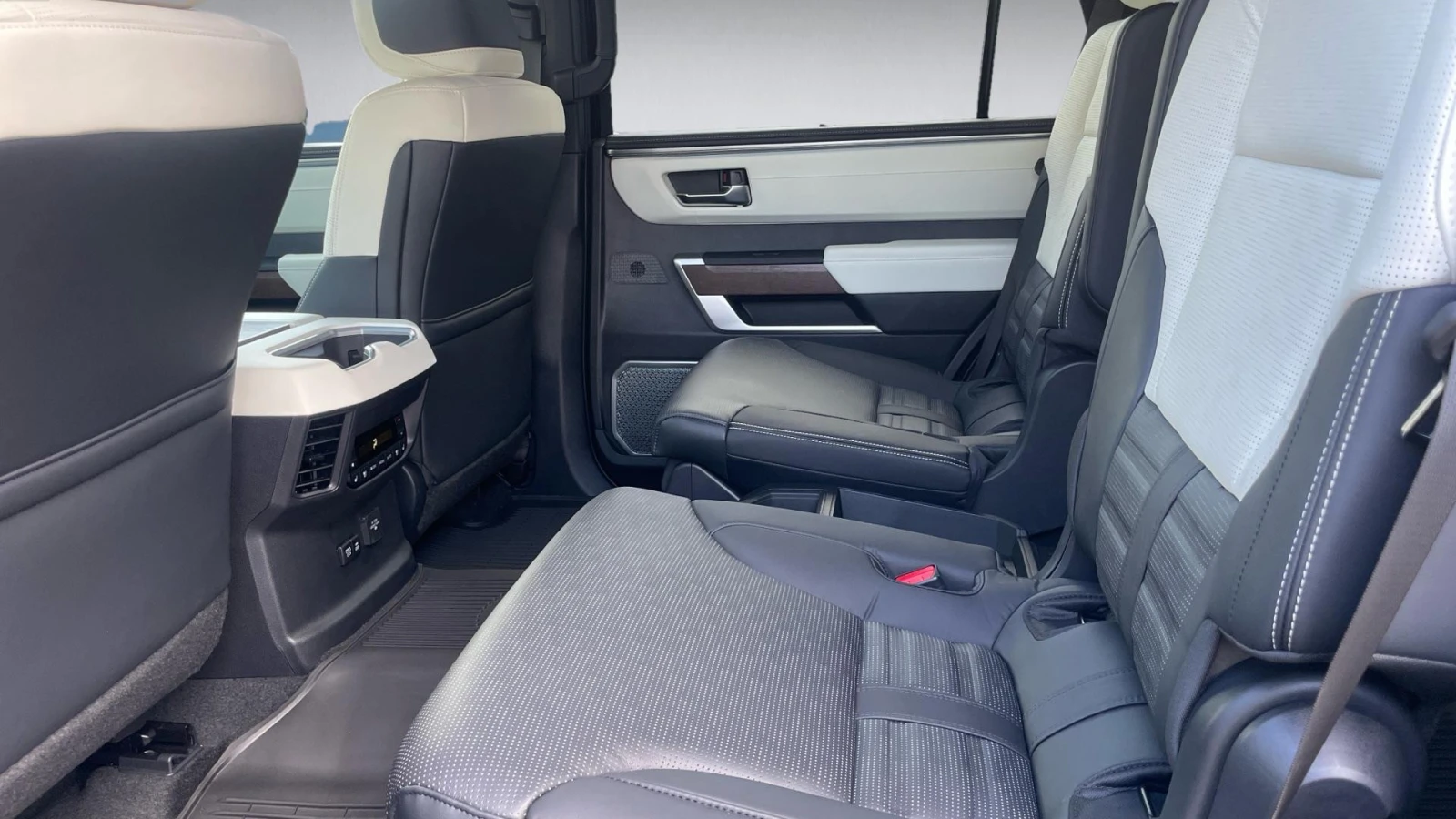Toyota Sequoia 7 места, Наличен!, Месечна вноска от 2490 лв. - изображение 2