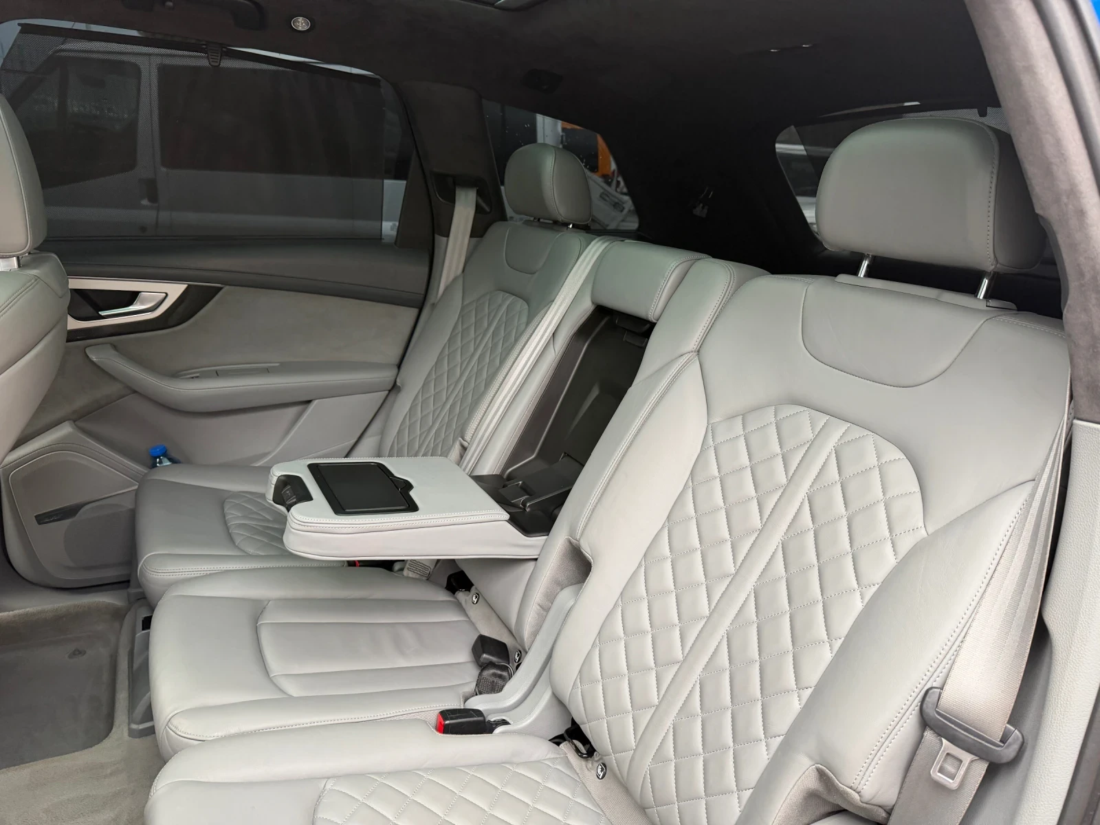 Audi SQ7 4.0 V8T quattro* Matrix-LED* Exclusive* Carbon* 7м, снимка 11 - Автомобили и джипове - 53999790