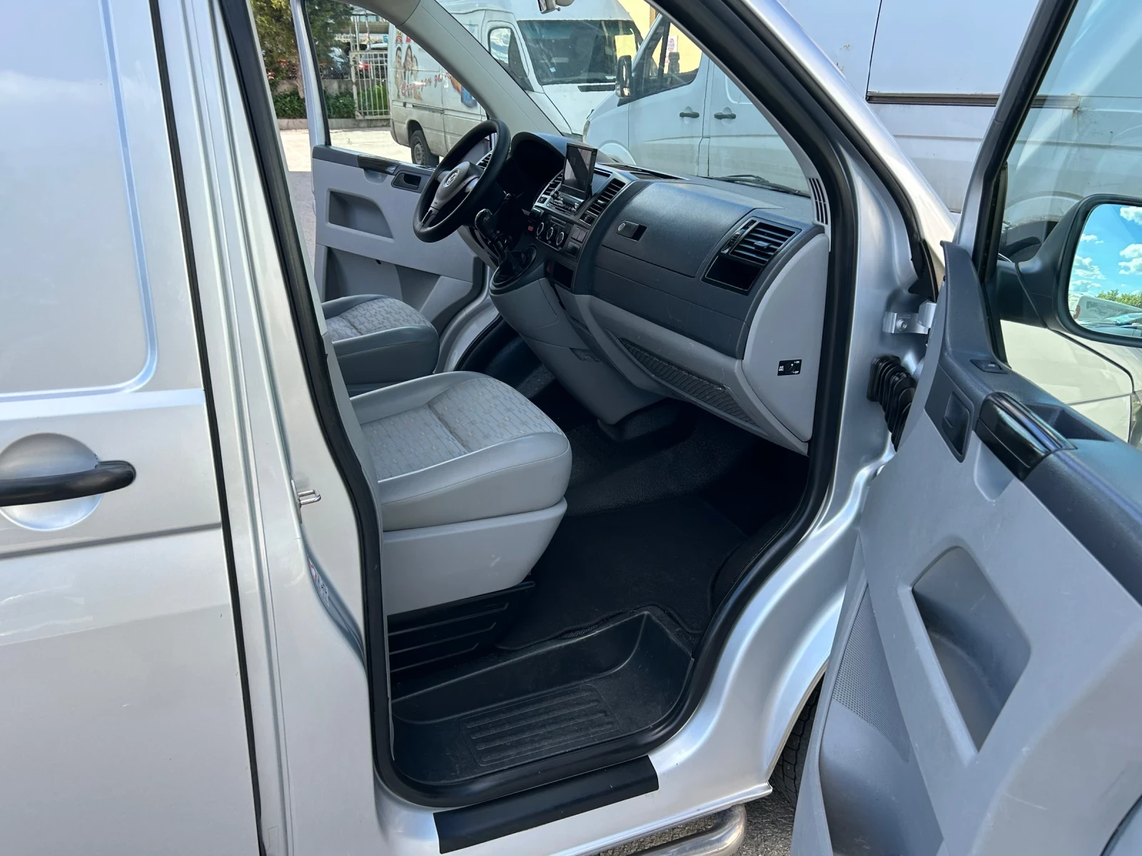 VW Transporter 2.0TDI 102k.c. FACE, снимка 11 - Бусове и автобуси - 54714030