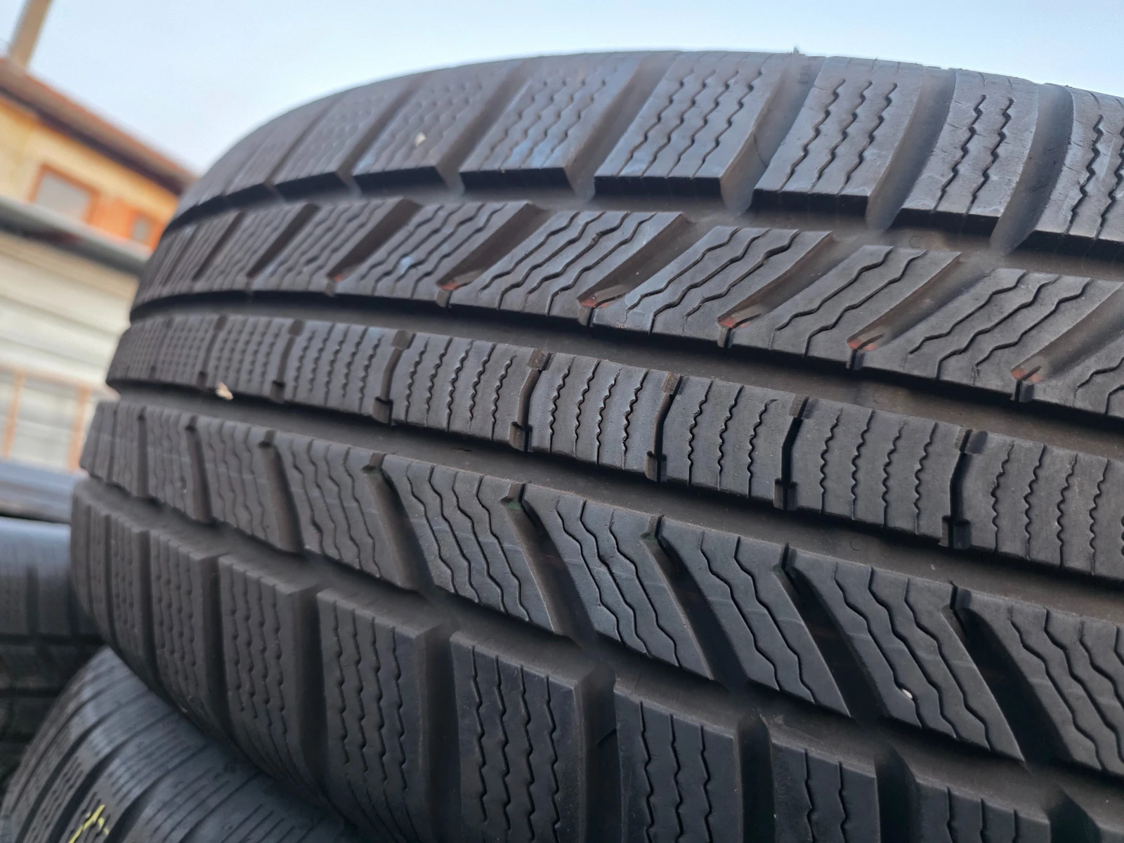 Гуми Зимни 235/65R17, снимка 2 - Гуми и джанти - 54001132