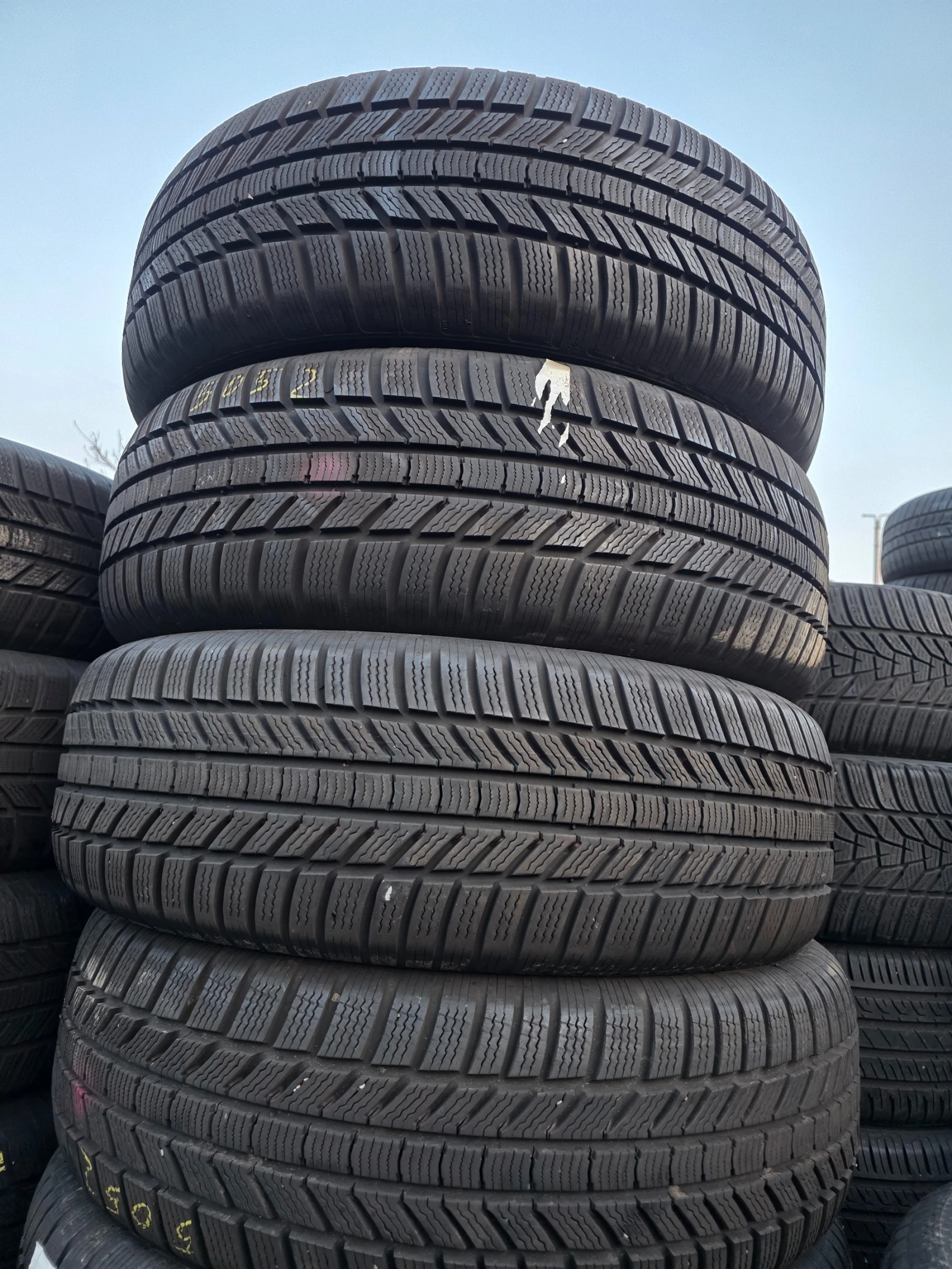 Гуми Зимни 235/65R17, снимка 5 - Гуми и джанти - 54001132