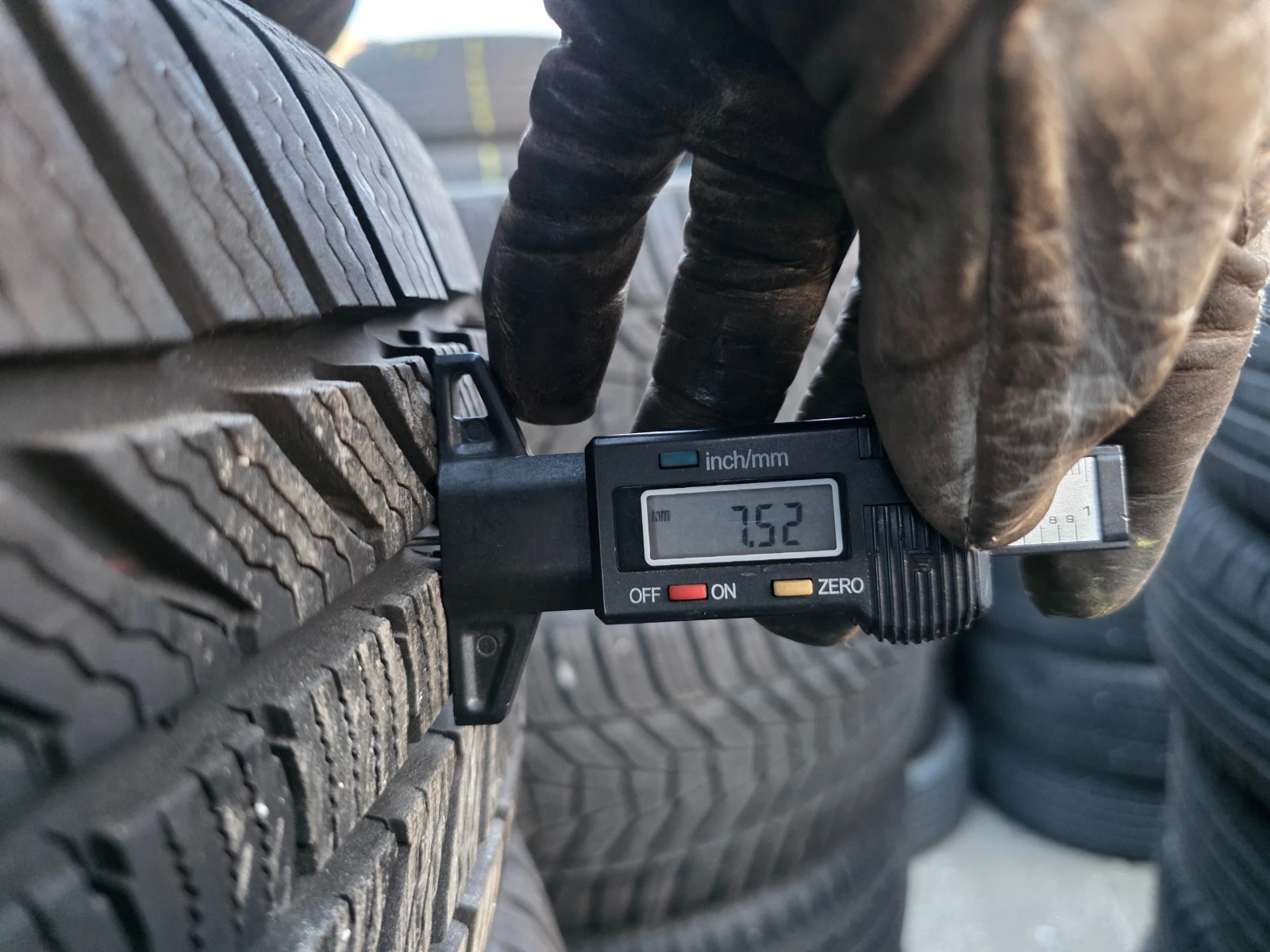 Гуми Зимни 235/65R17, снимка 6 - Гуми и джанти - 54001132