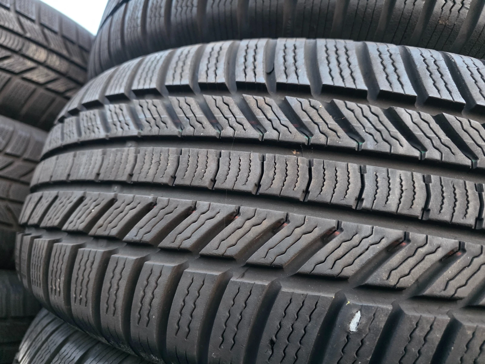 Гуми Зимни 235/65R17