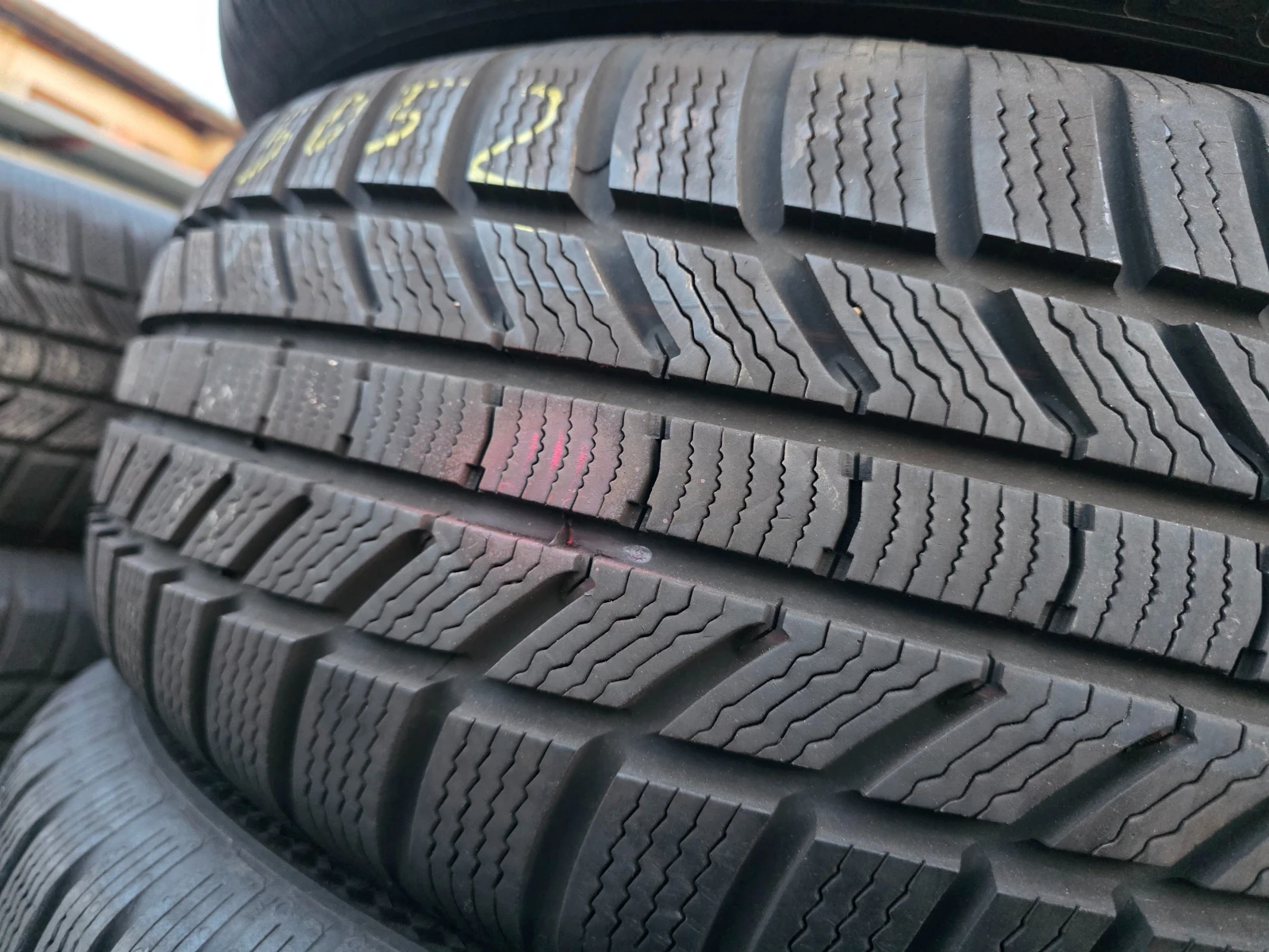 Гуми Зимни 235/65R17, снимка 3 - Гуми и джанти - 54001132