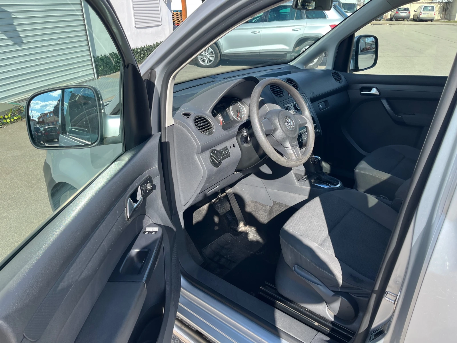 VW Caddy 1.6TDI, АВТОМАТ EURO5, снимка 7 - Автомобили и джипове - 53637327