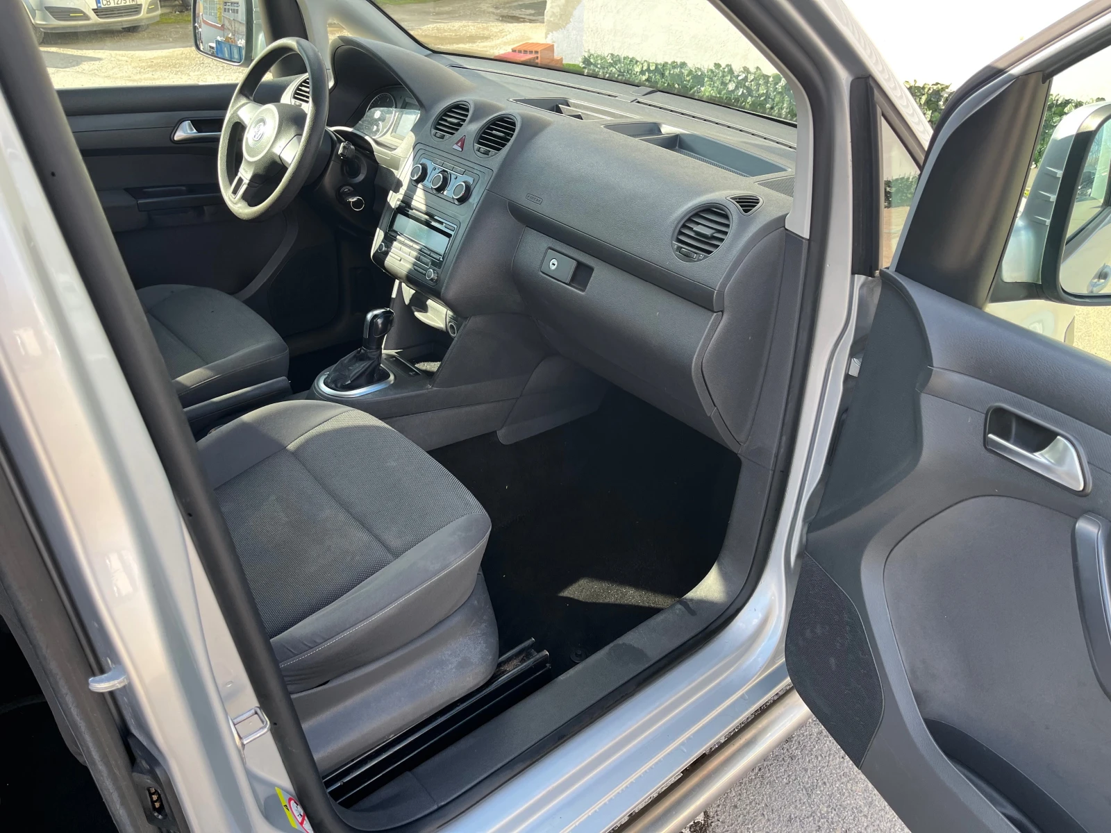 VW Caddy 1.6TDI, АВТОМАТ EURO5, снимка 9 - Автомобили и джипове - 53637327