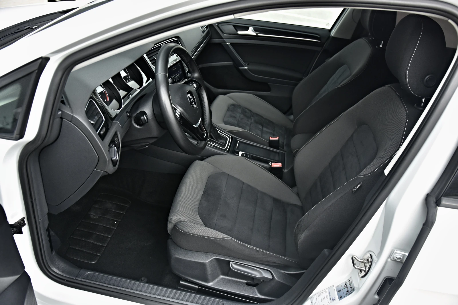 VW Golf HIGHLINE* АВТОМАТИК* , снимка 8 - Автомобили и джипове - 54388616